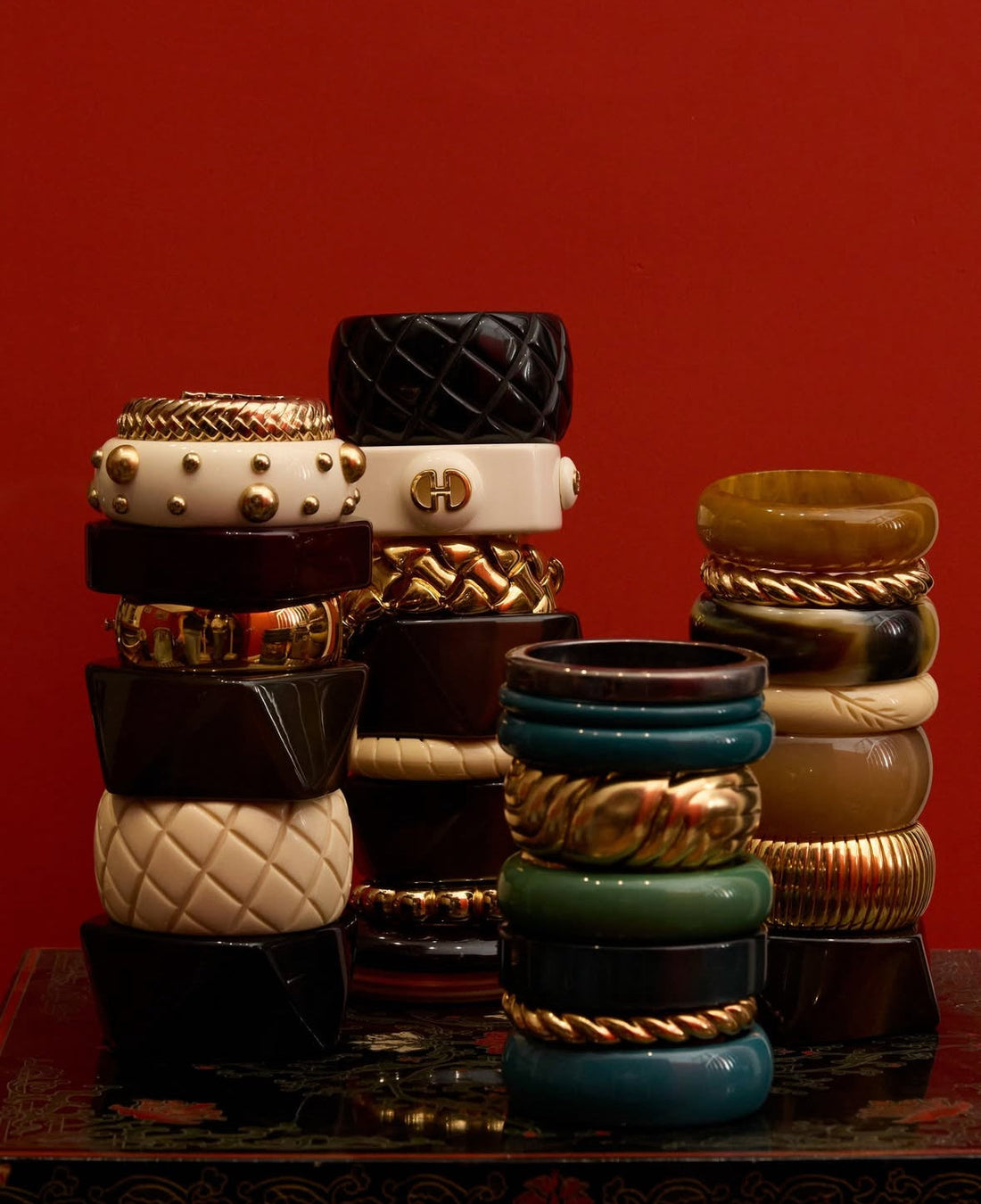 Come abbinare i gioielli vintage: idee di stile per look moderni