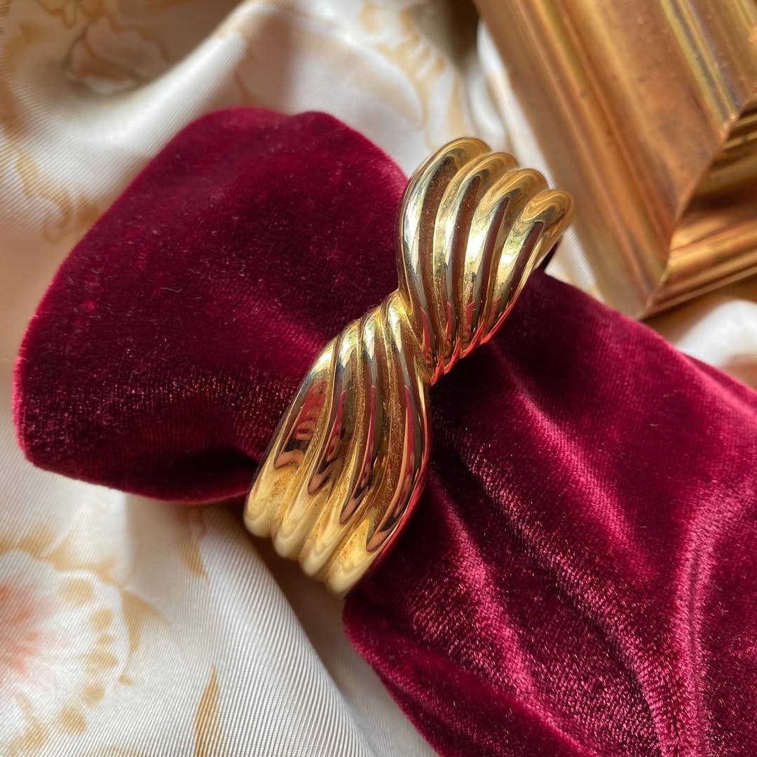 Bracciali rigidi dorati vintage: guida completa a stili, materiali e valore collezionistico