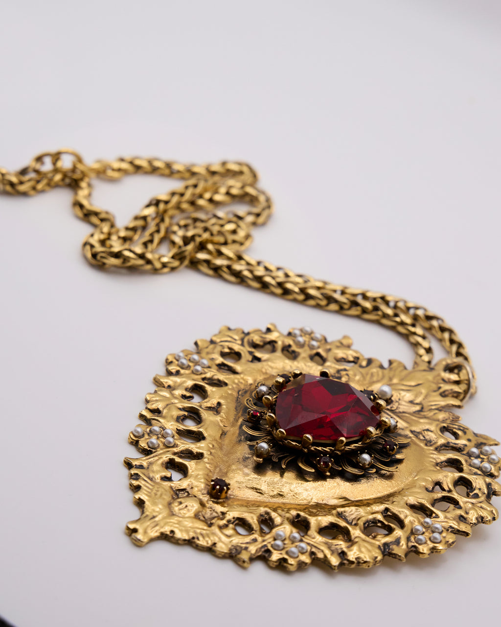 Collana Celeste G Made in Italy Cuore Sacro Barocco con Cristallo Rosso – Maxi Pendant Vintage