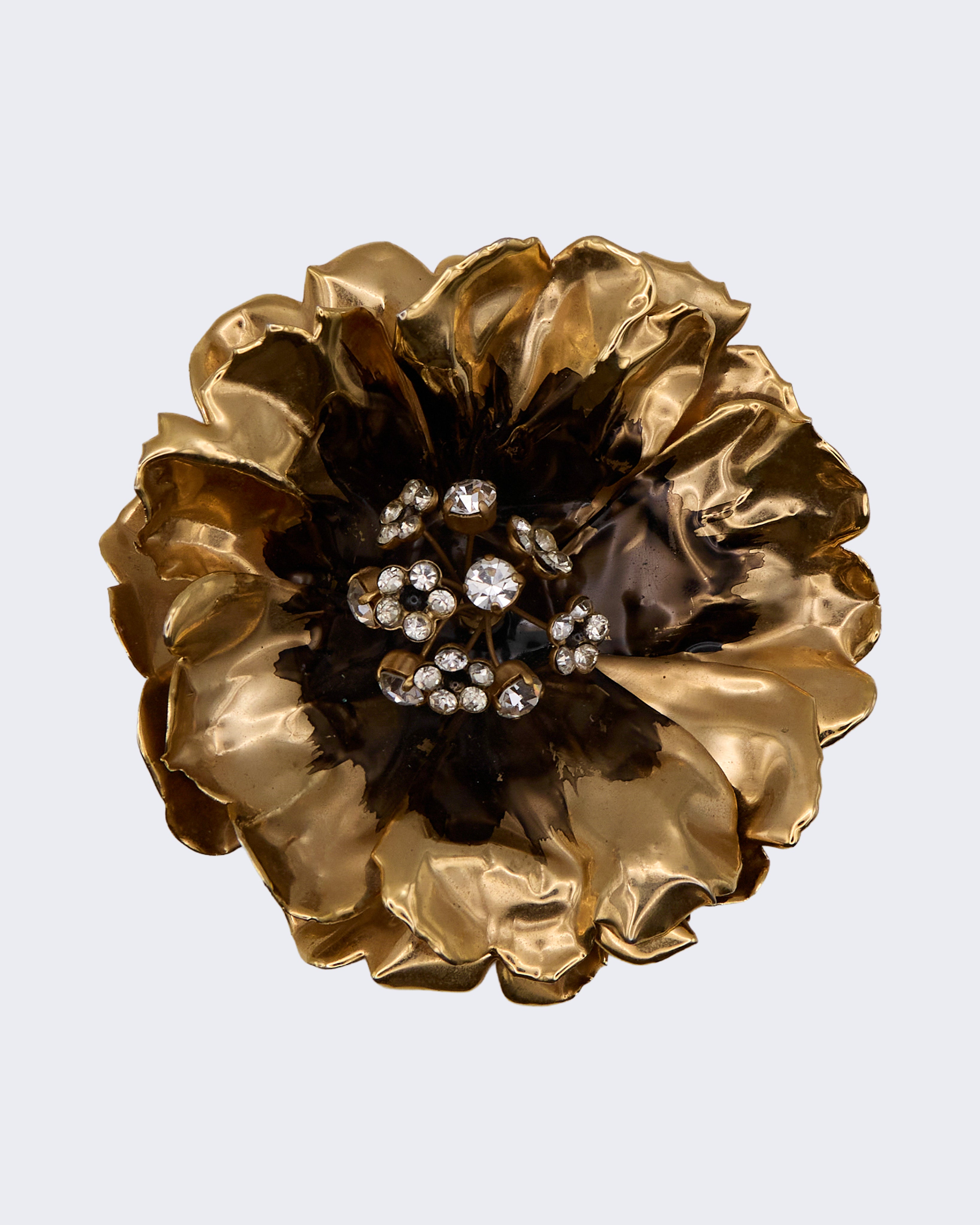 Spilla Vintage a Fiore in Metallo Dorato con Cristalli – Design Scultoreo
