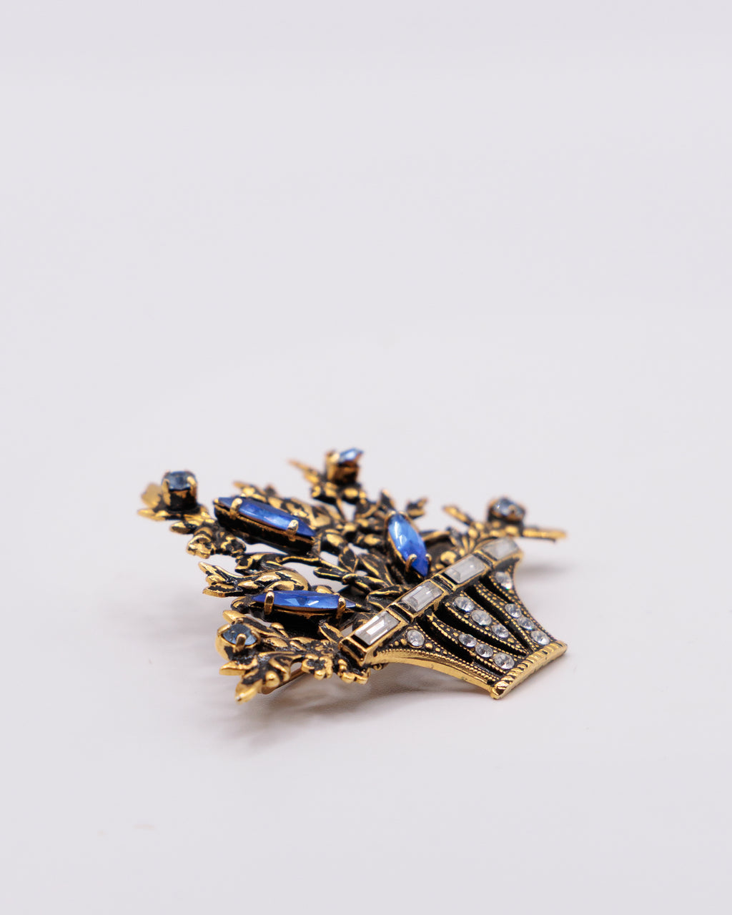 Spilla vintage a cestino floreale con strass blu e cristalli, design elegante anni ’50