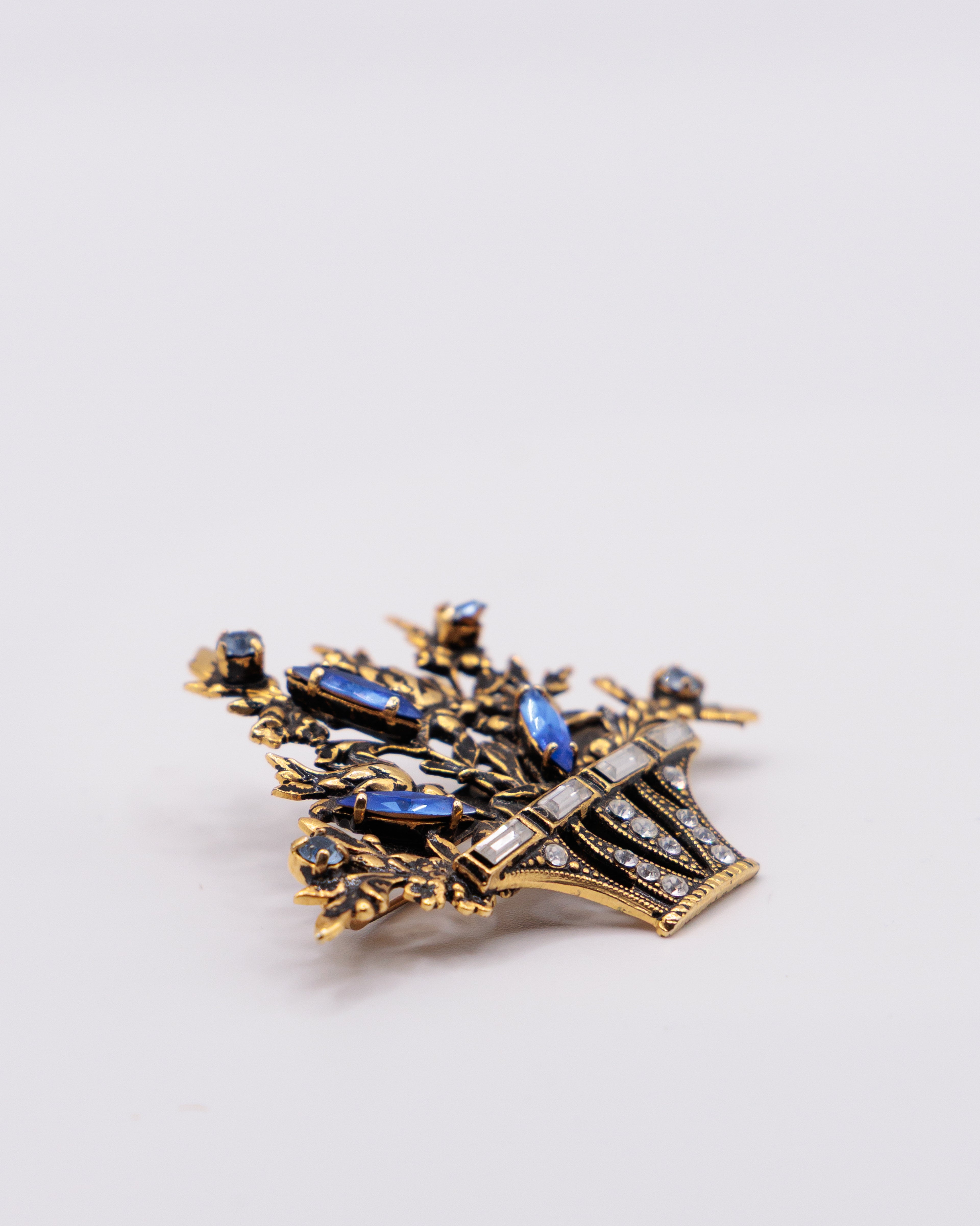 Spilla vintage a cestino floreale con strass blu e cristalli, design elegante anni ’50
