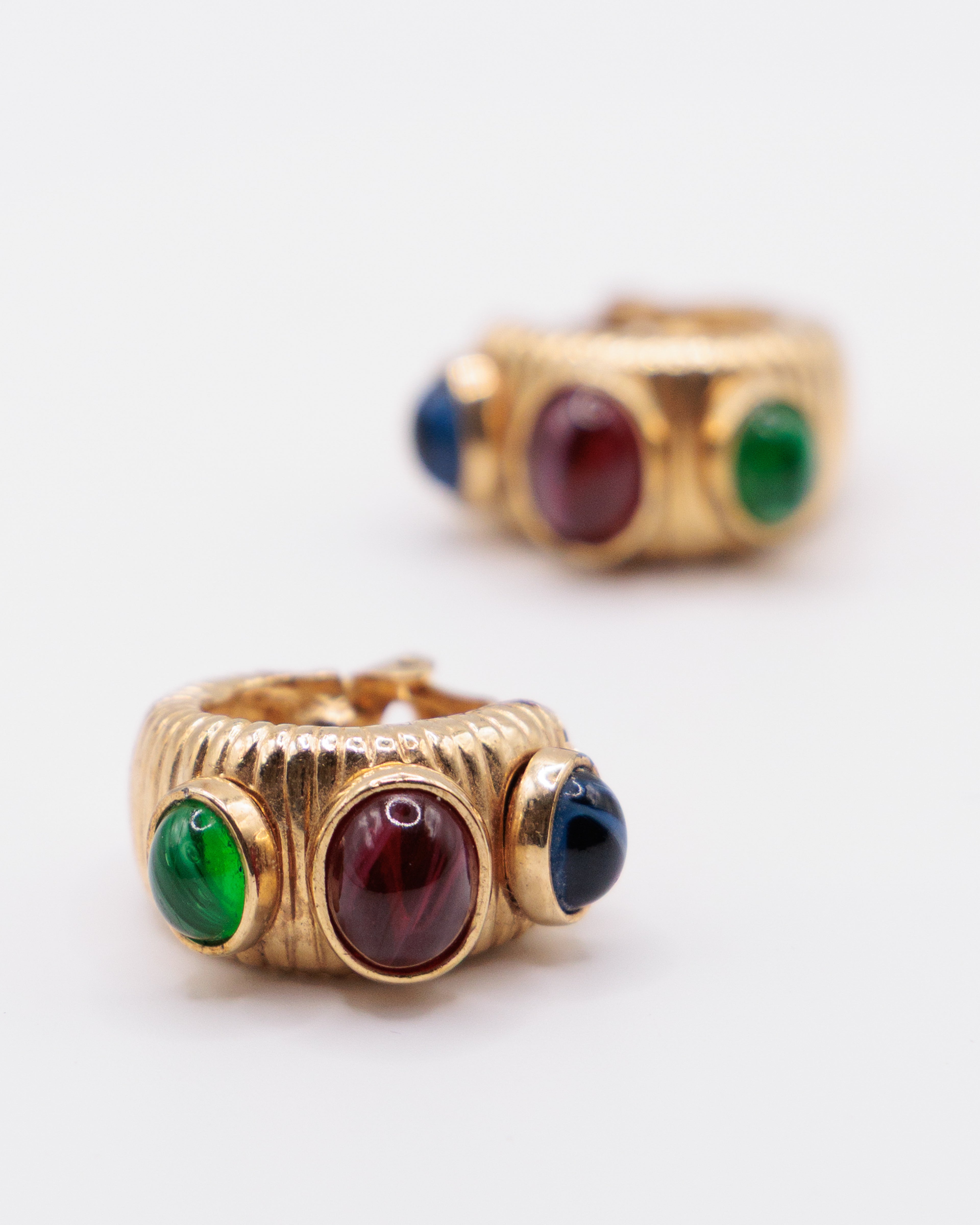 Orecchini vintage dorati con cabochon verde e rosso, design scultoreo anni ’80 clip