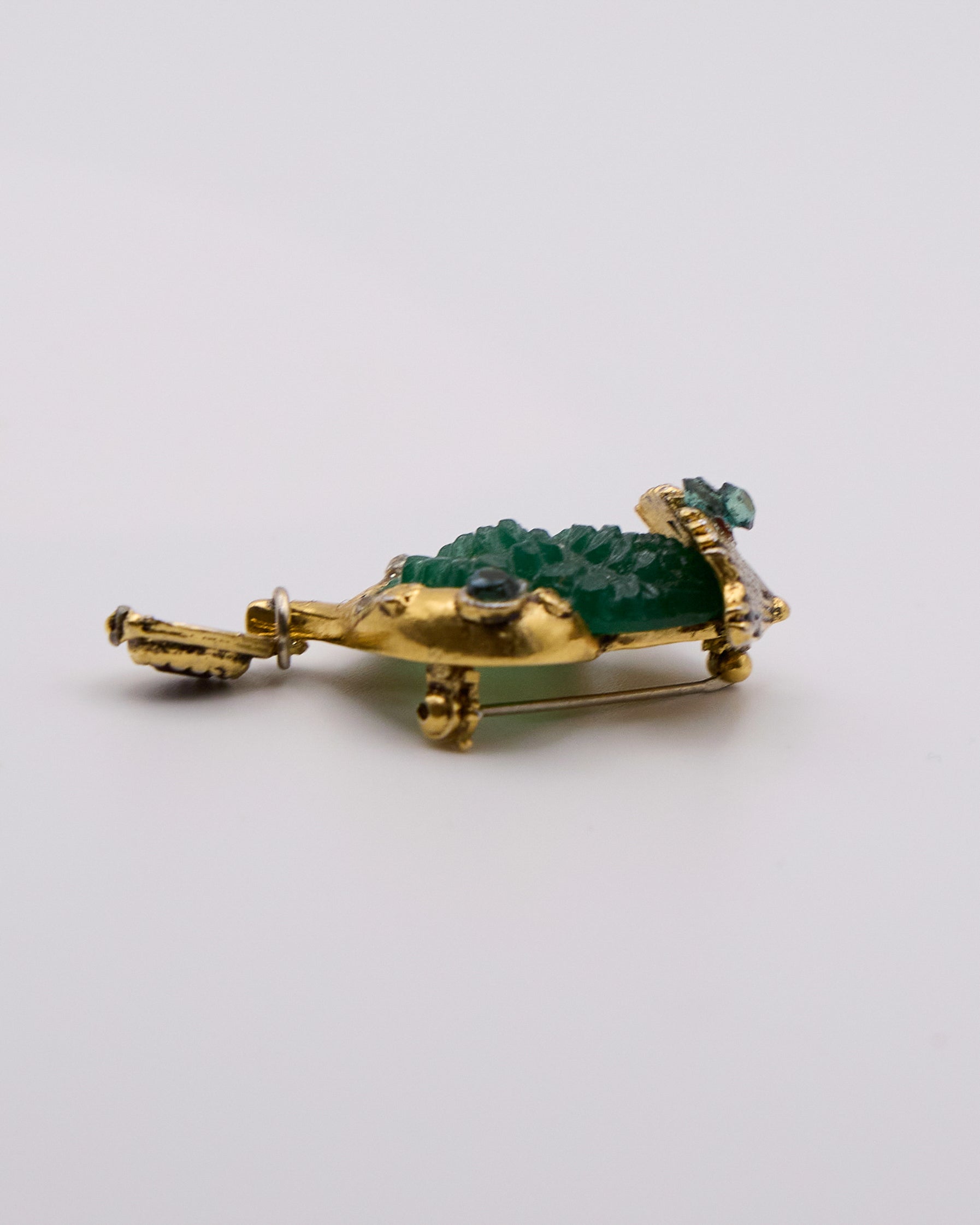 Spilla Vintage Oriental Style con Pietra Verde Intagliata e Pendente – Brooch Bijoux