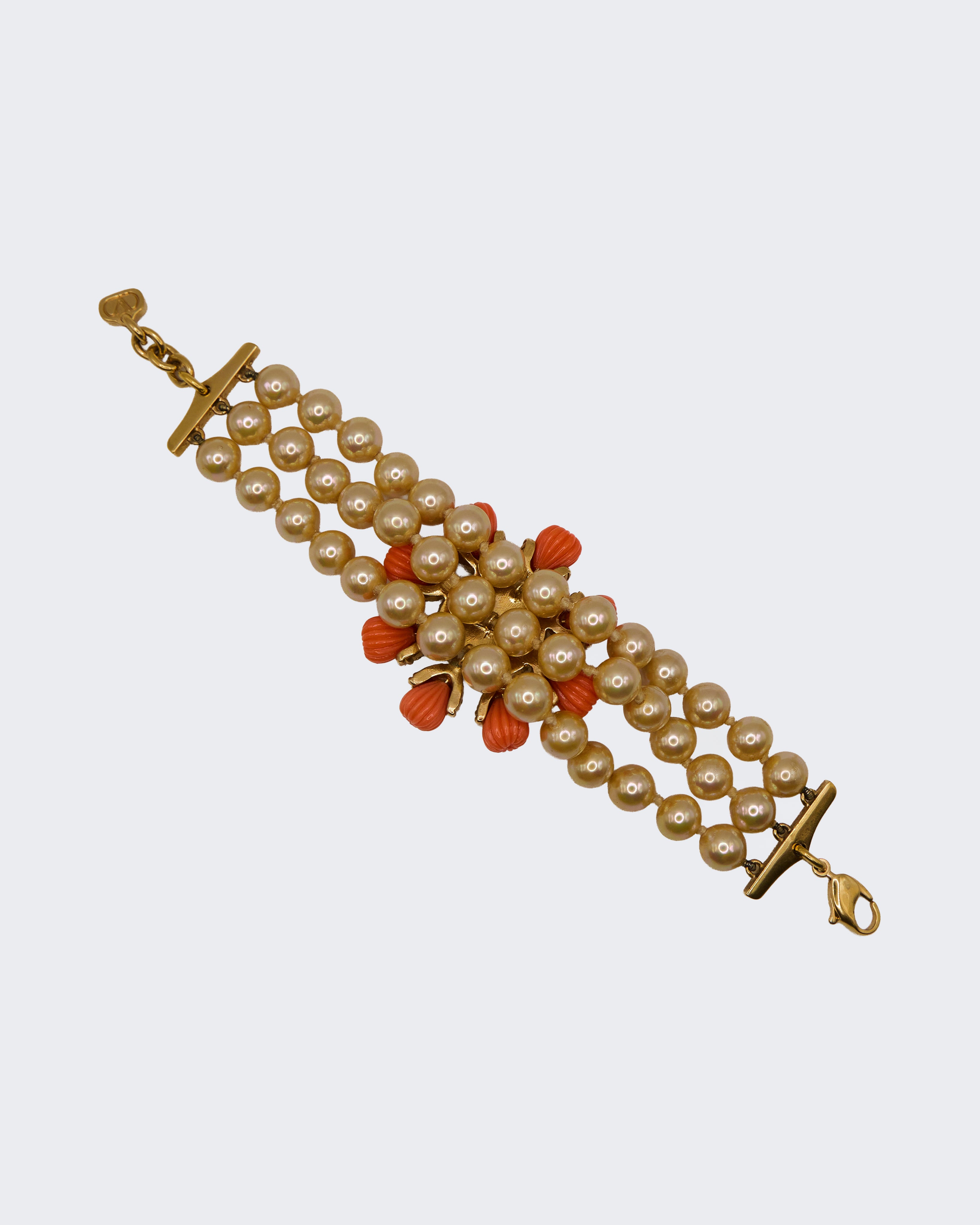 Bracciale Vintage Italiano a Tre Fili di Perle con Corallo Rosso – Placcato Oro, Anni ’70, Firmato Valentino