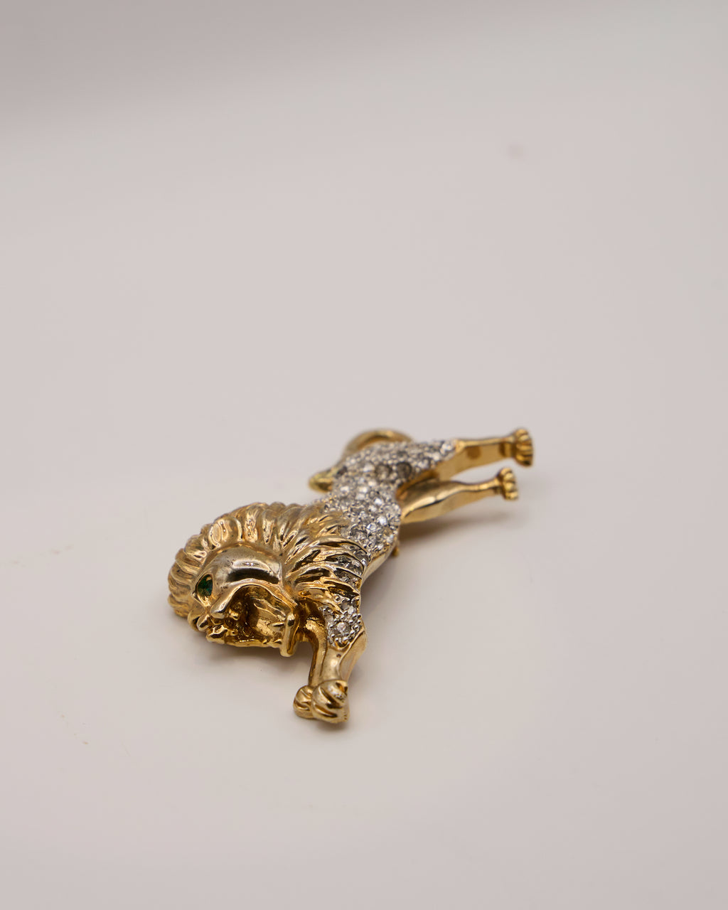 Spilla Vintage a Forma di Leone in Metallo Dorato e Cristalli