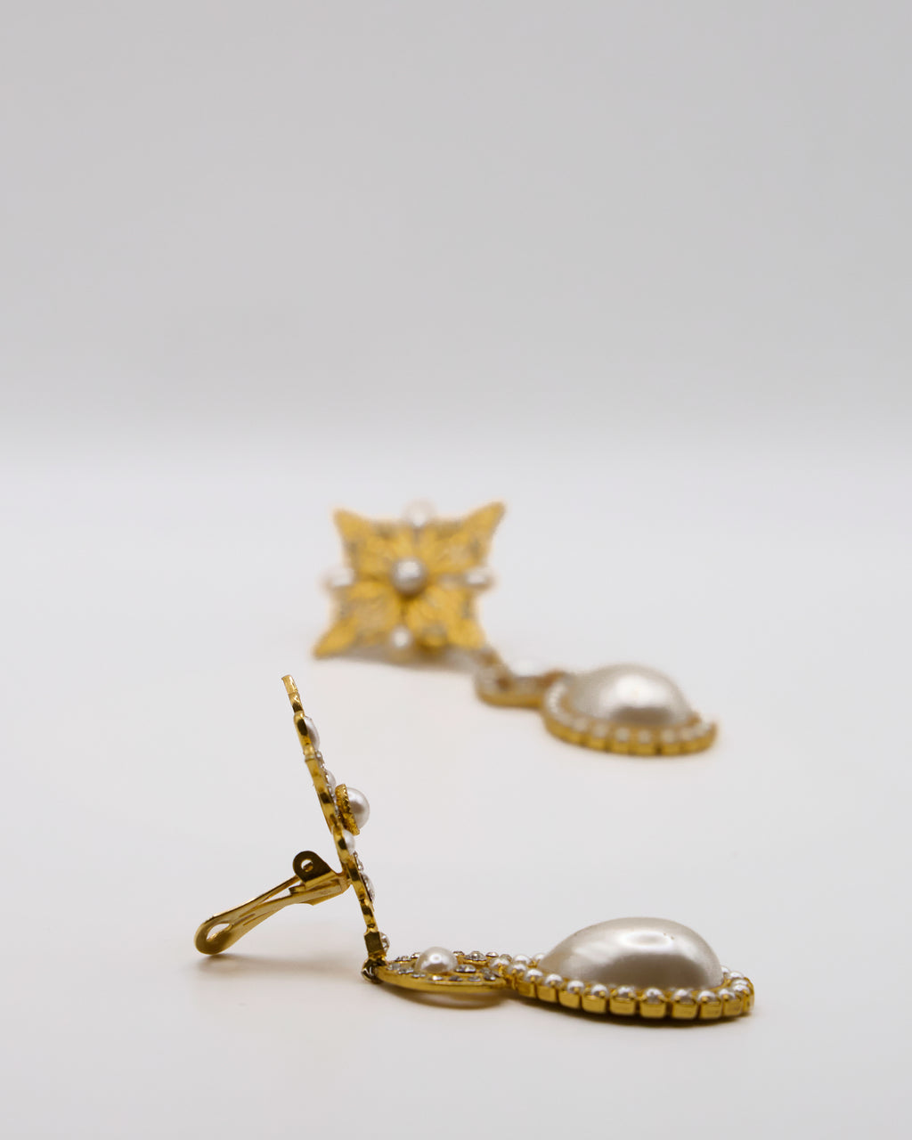 Orecchini Pendenti Vintage con Perle e Strass – Design Floreale