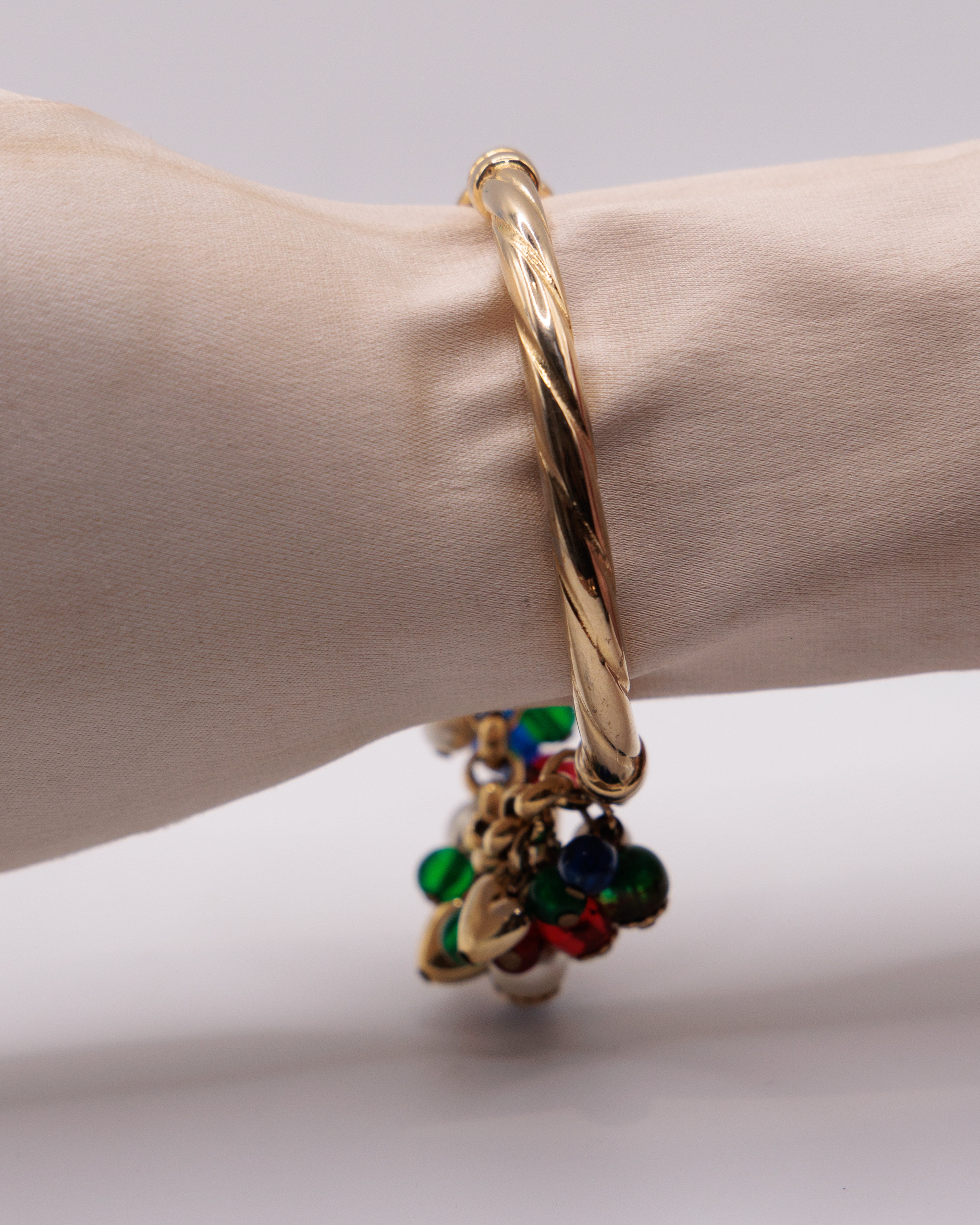 Bracciale Vintage Charms Dorato con Perle e Pietre Multicolor