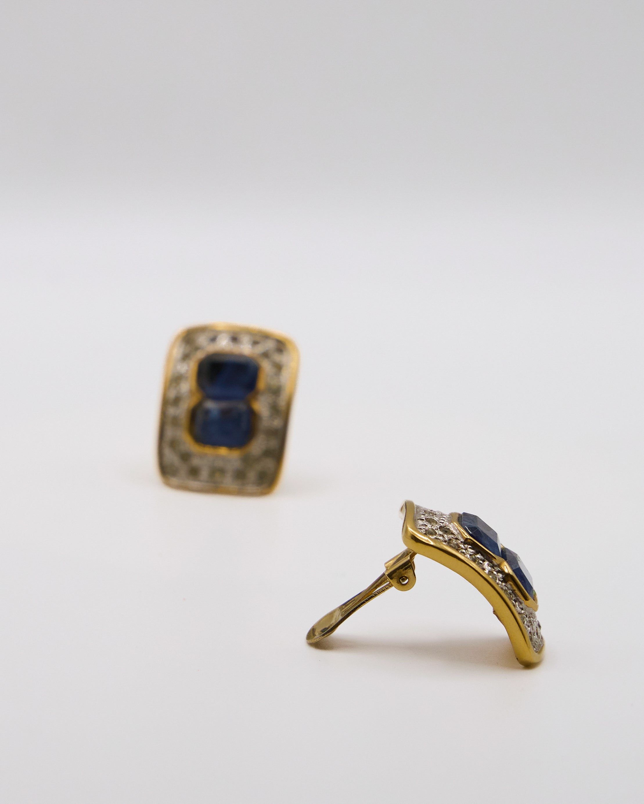 Orecchini Vintage a Clip con Cristallo Zaffiro e Pavé di Cristalli – Placcati Oro, Anni ’80