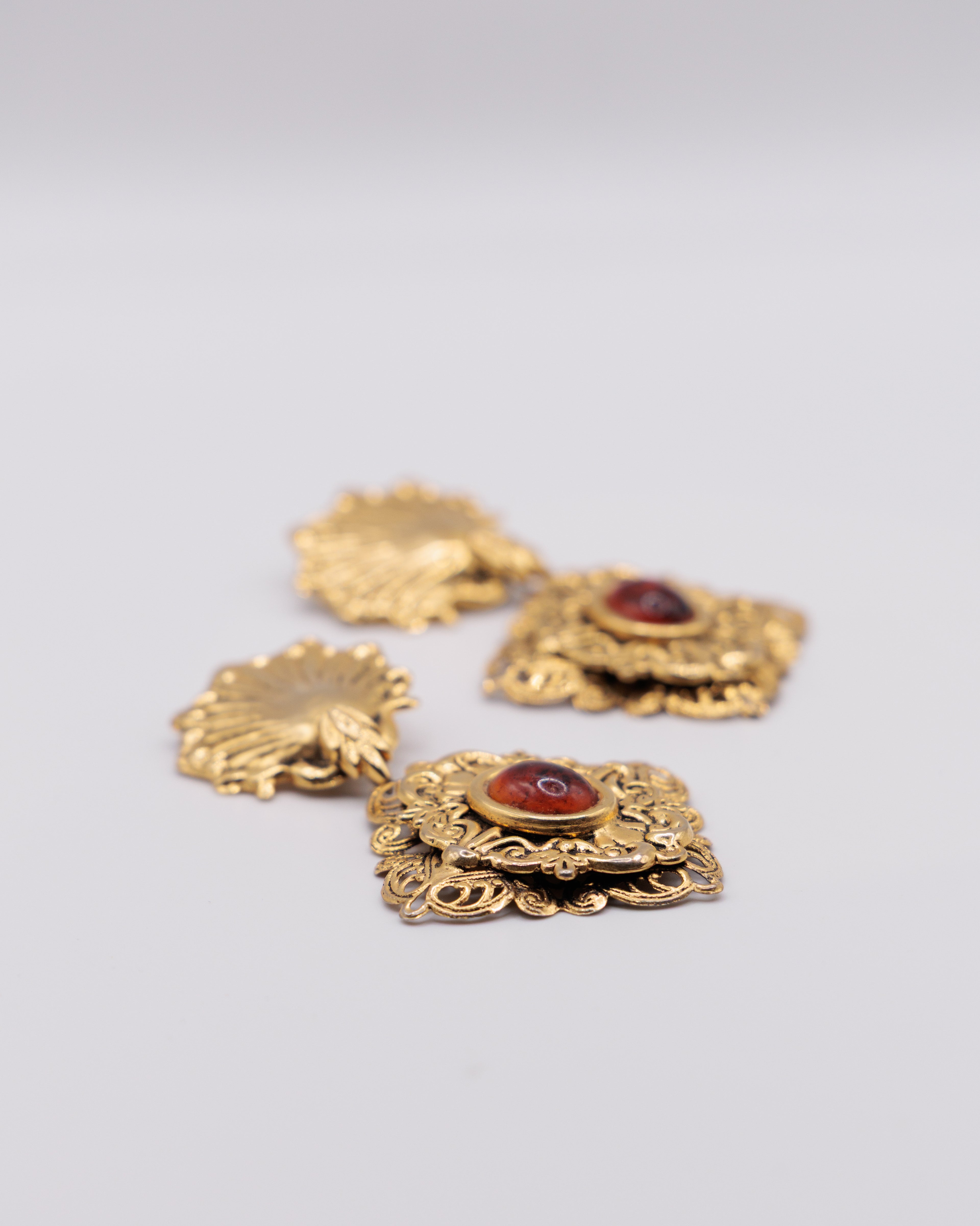 Orecchini vintage barocco con cabochon ambra, clip dorate lavorate