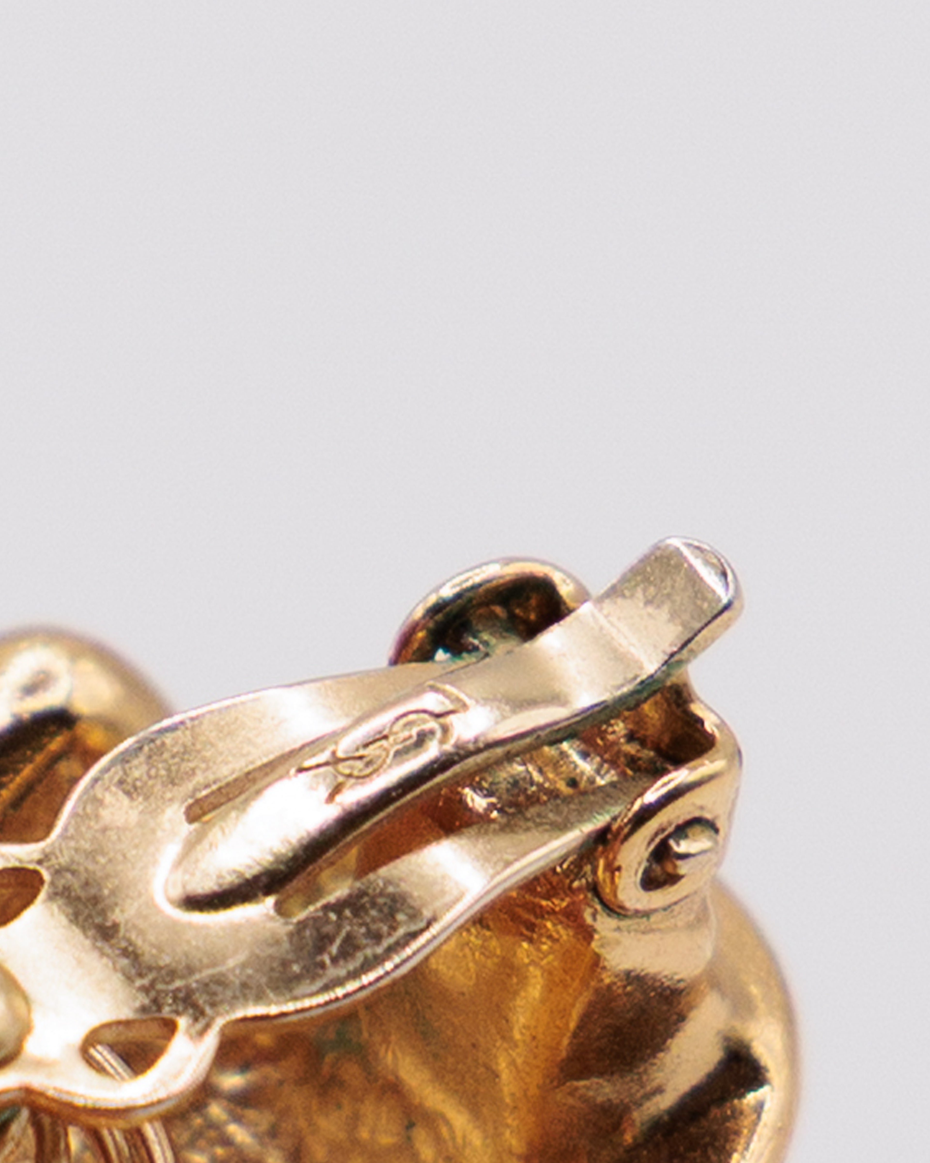 Orecchini firmati Yves Saint Laurent  dorati con strass rossi