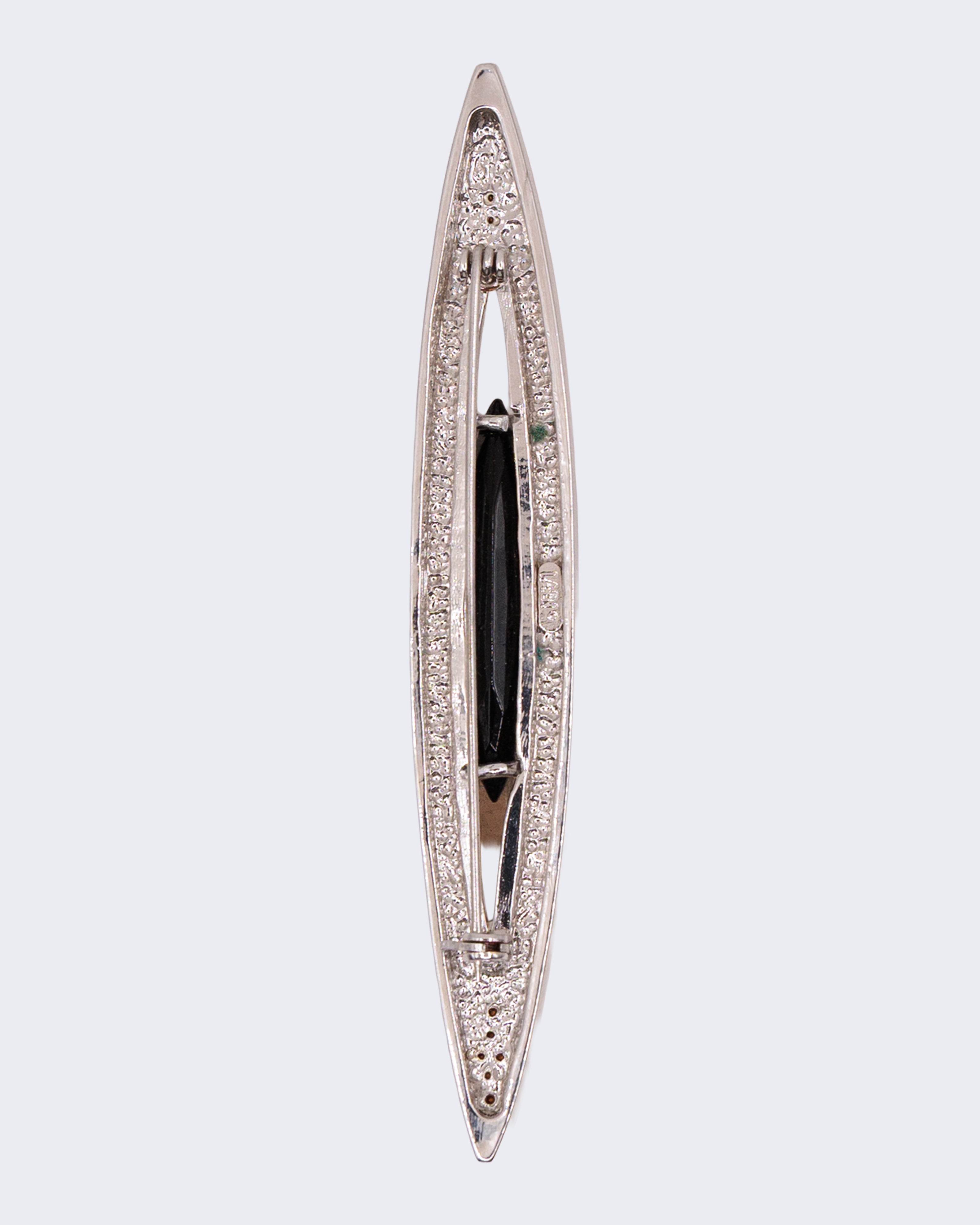 Spilla vintage lunga argentata con pietra nera e pavé di strass, design moderno anni ’80