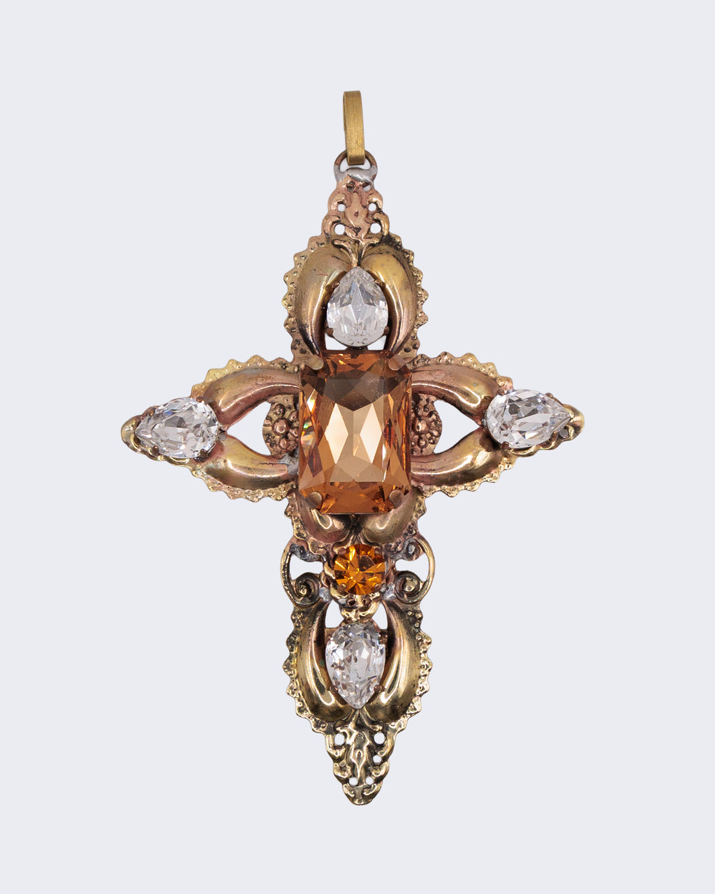 Ciondolo Vintage Croce Grande con Cristalli Ambra e Strass – Pendente Barocco Statement
