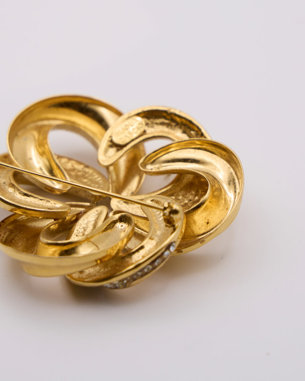 Spilla Vintage Bijoux Cascio Dorata con Strass – Design Astratto Anni ’80