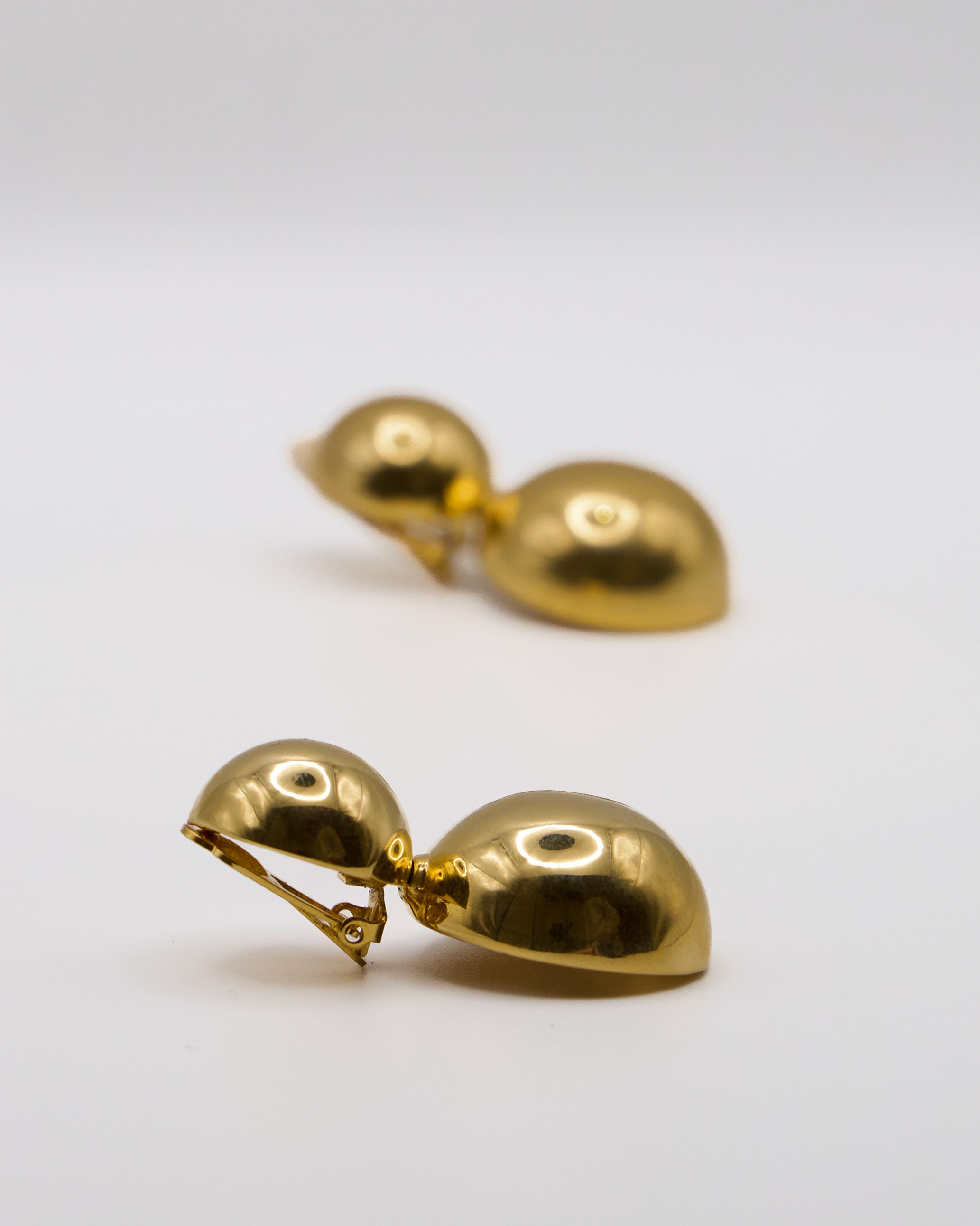 Orecchini Doppia Sfera Placcati Oro Lucido a Clip – Design Vintage Contemporaneo