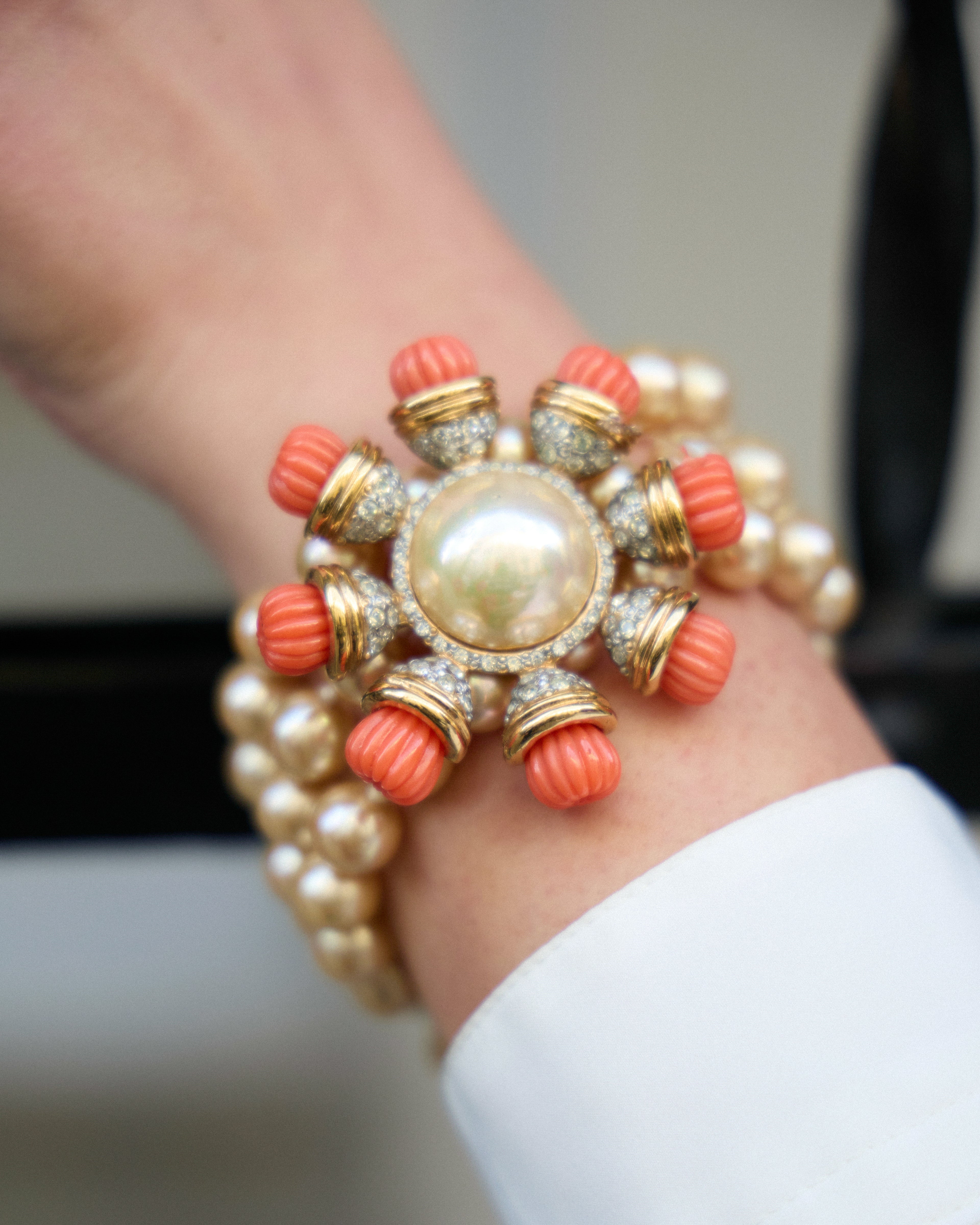 Bracciale Vintage Italiano a Tre Fili di Perle con Corallo Rosso – Placcato Oro, Anni ’70, Firmato Valentino