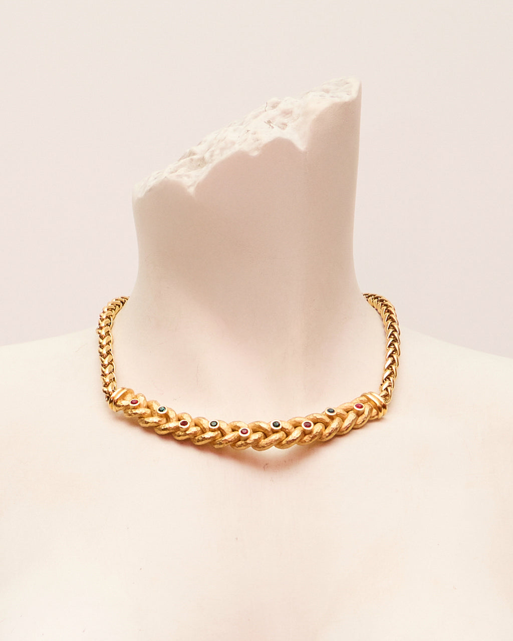 Collier vintage Lanvin en métal doré orné de zirconiums colorés – Bijou d'exception