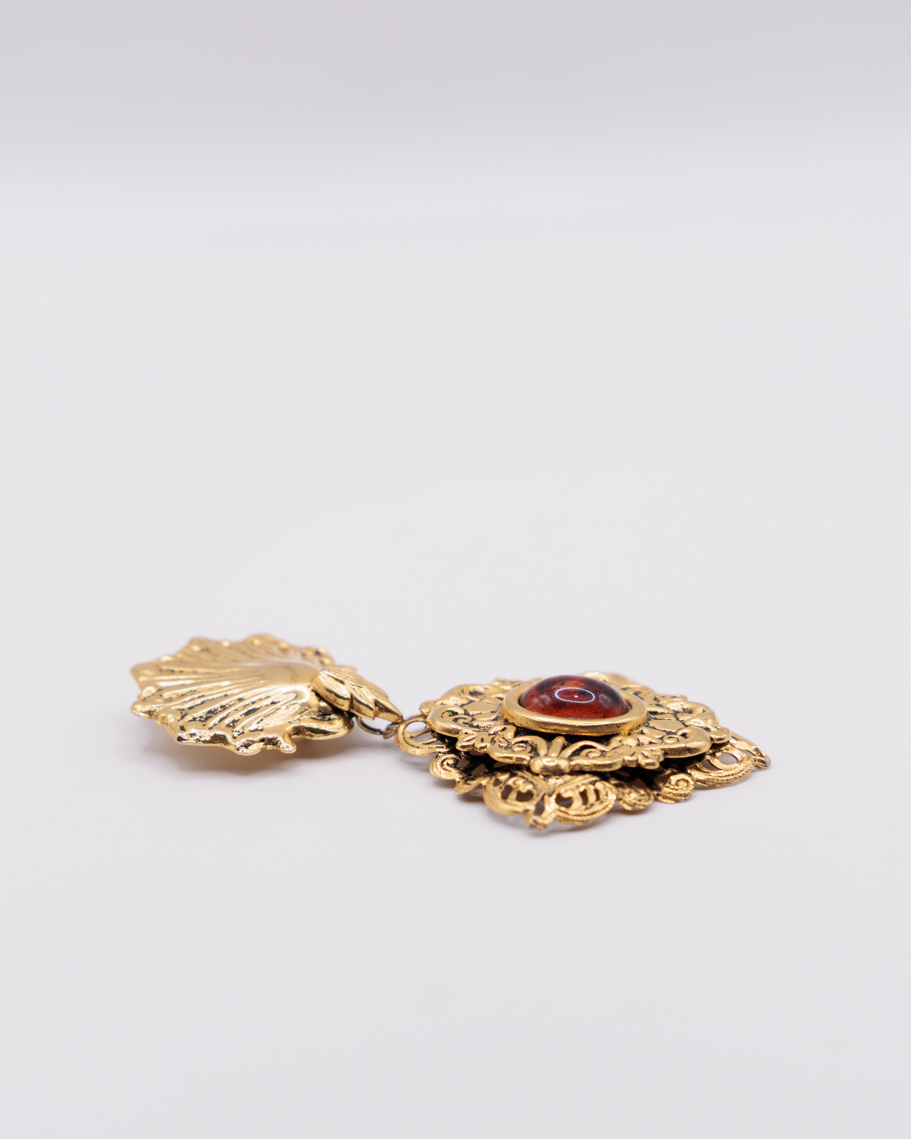 Orecchini vintage barocco con cabochon ambra, clip dorate lavorate