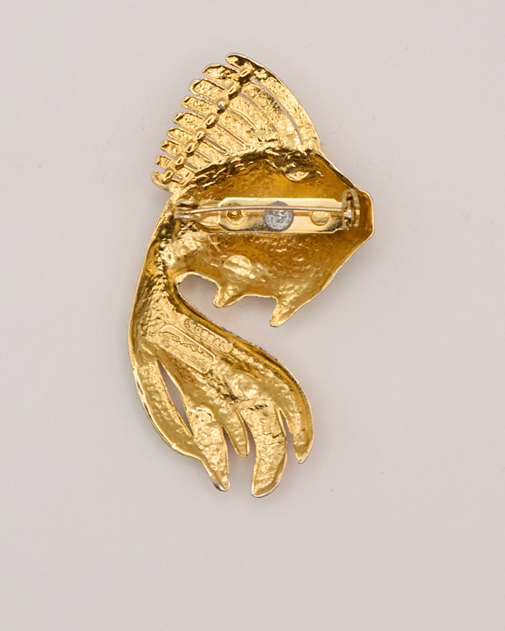 Broche vintage en forme de poisson tropical – Métal doré et émaux polychromes