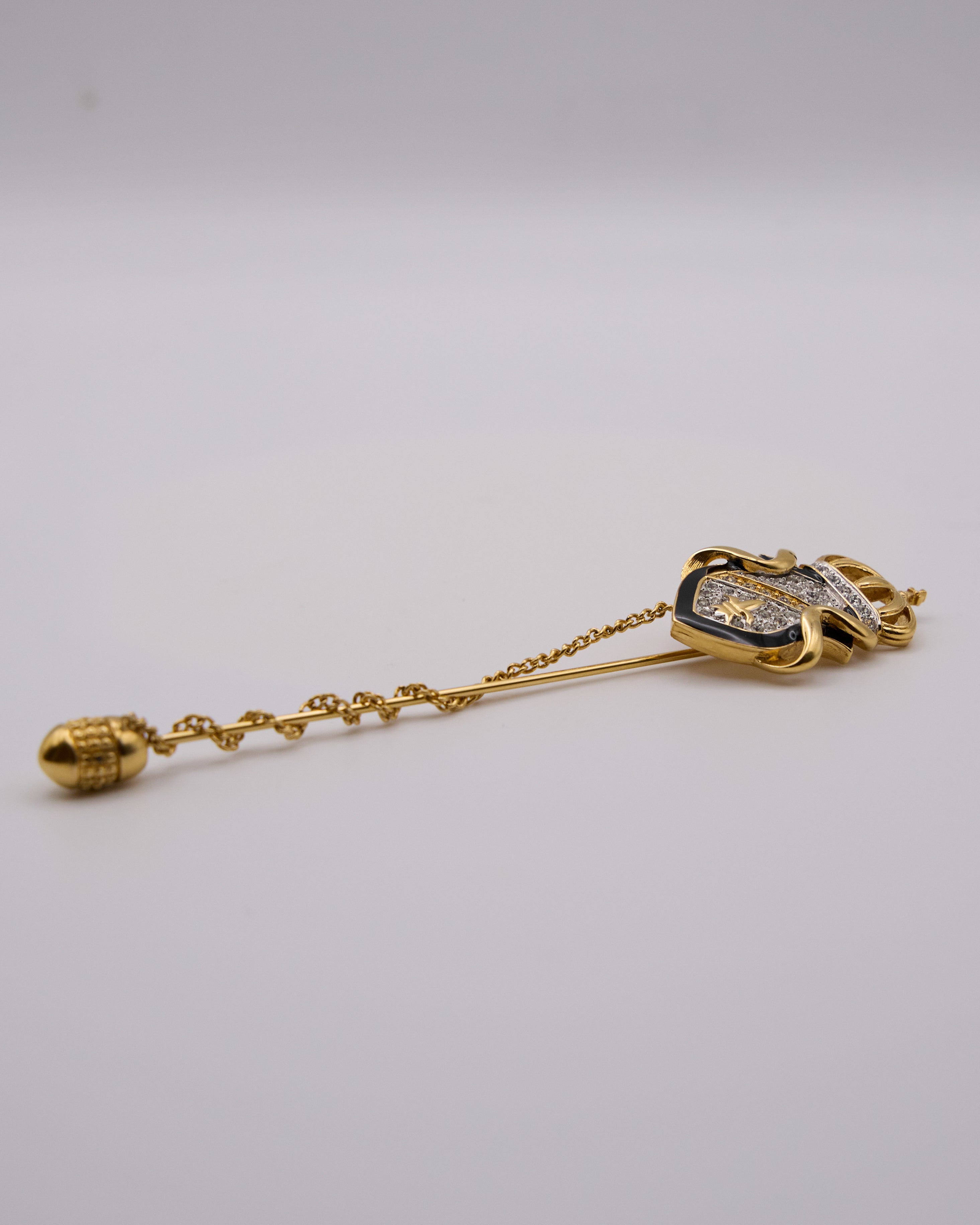 Spilla Vintage da Giacca con Stemma e Corona – Stick Pin Dorato con Cristalli