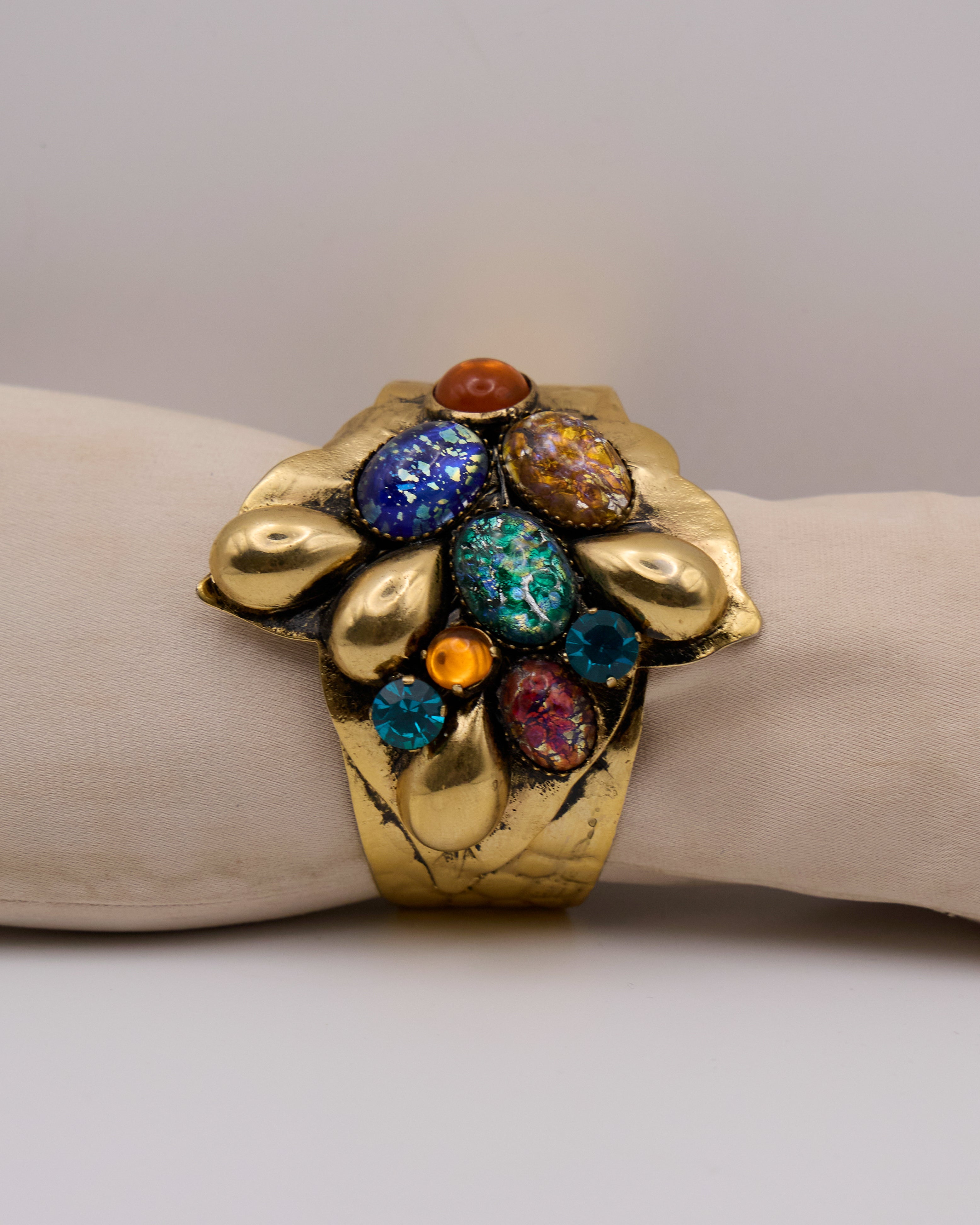 Bracciale Vintage Rigido Dorato con Pietre Multicolor e Cabochon Iridescenti