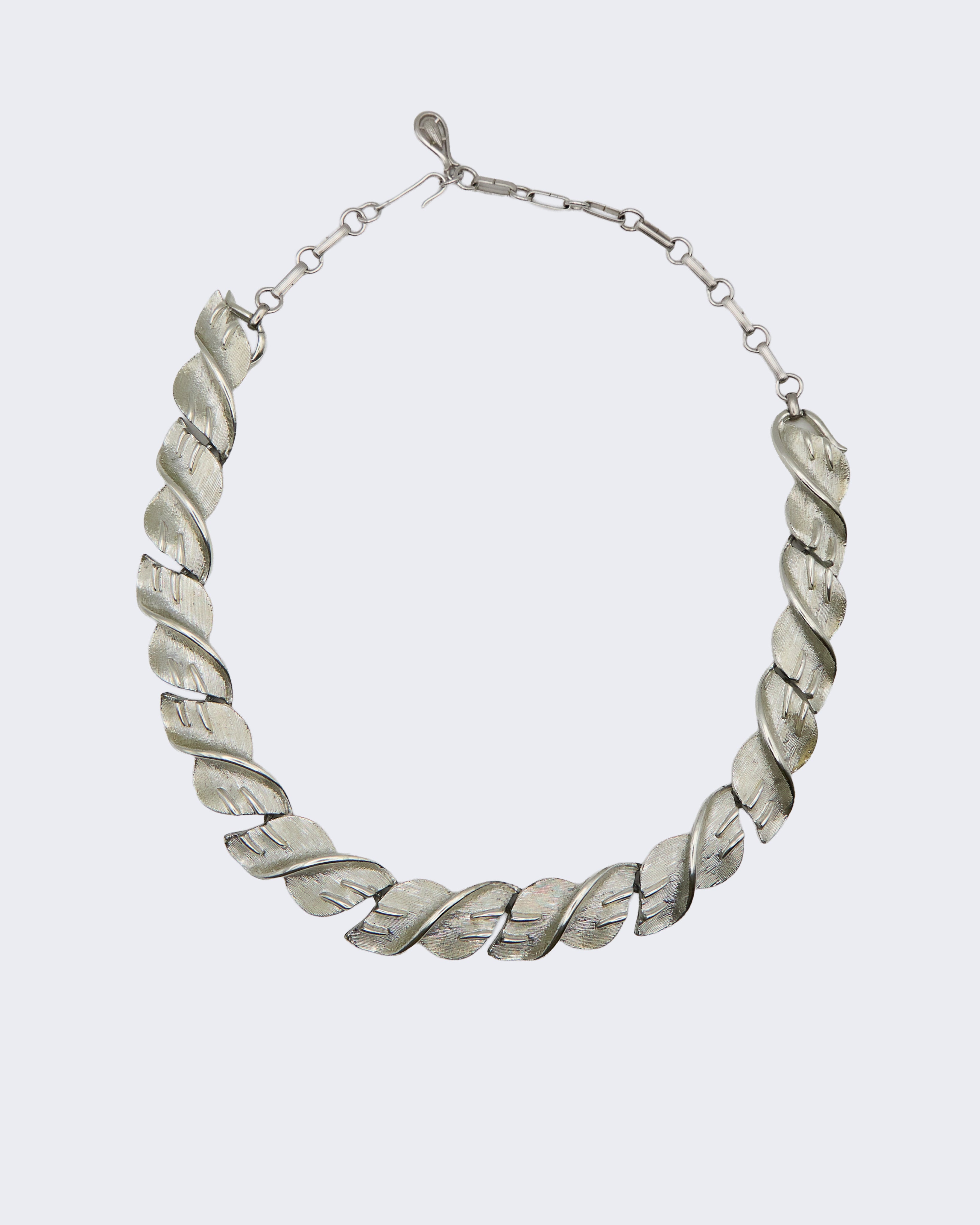 Collana Vintage CORO Chevron in Metallo Argento – Girocollo Anni ’50, Regolabile 15–17 Pollici