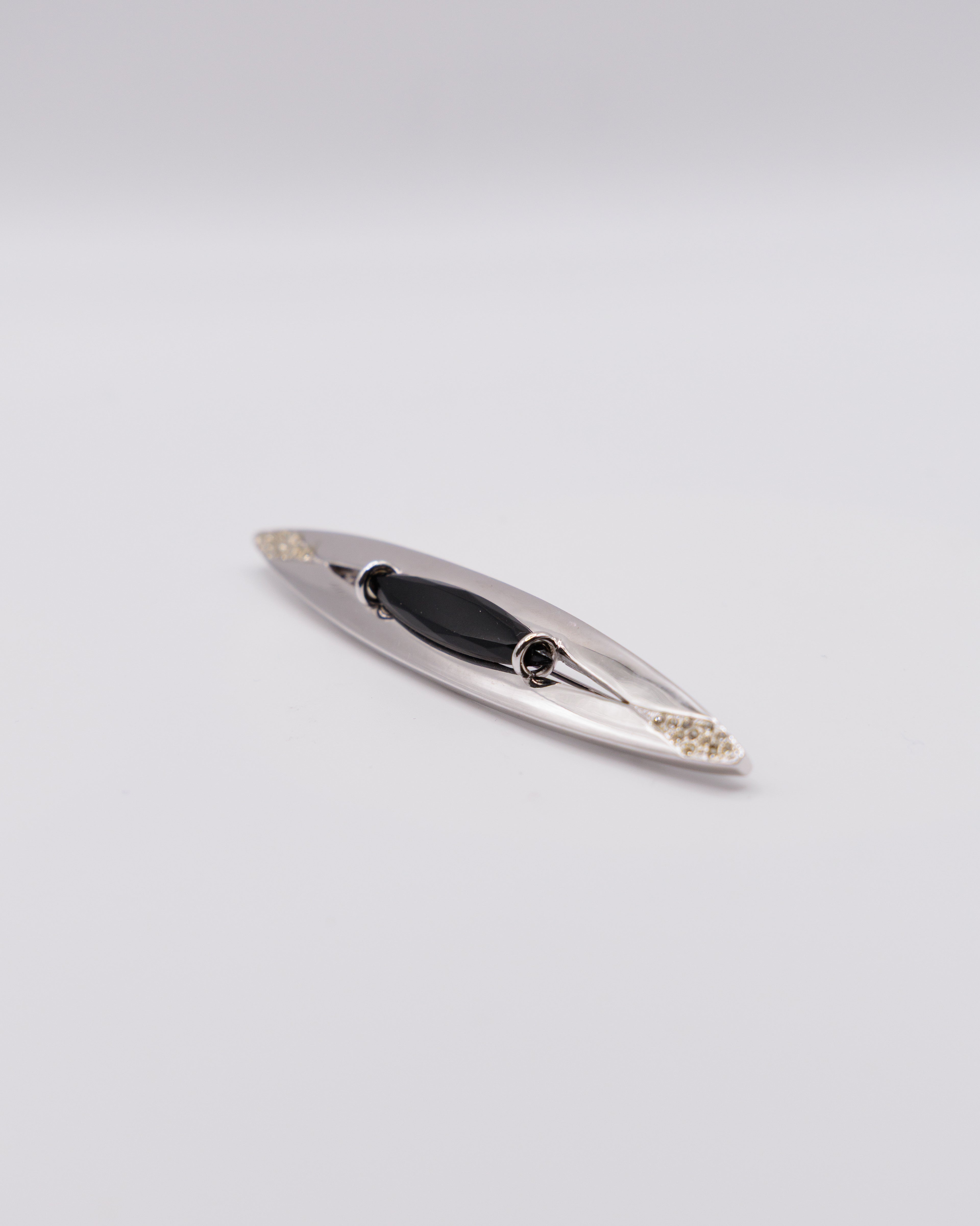 Spilla vintage lunga argentata con pietra nera e pavé di strass, design moderno anni ’80