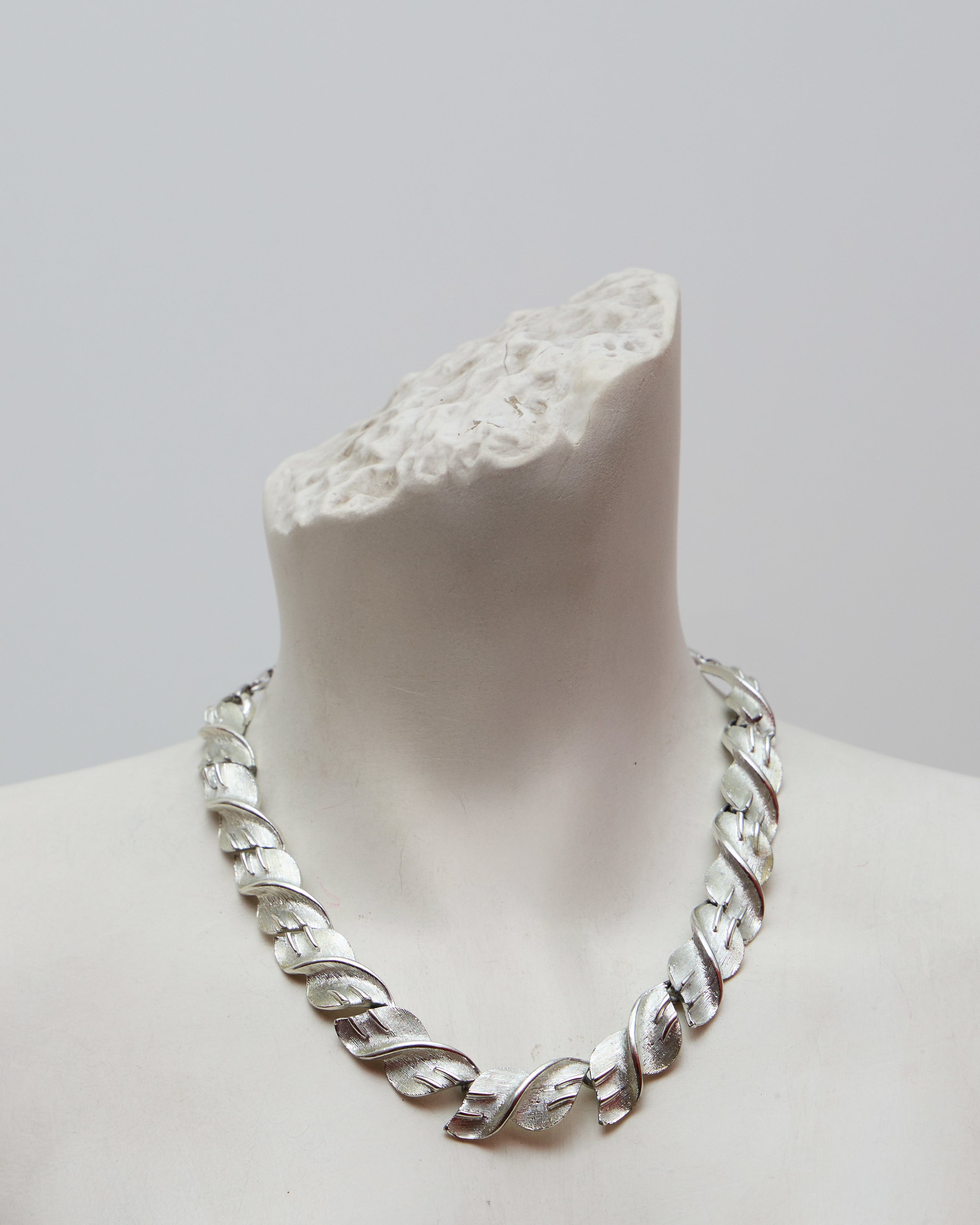 Collana Vintage CORO Chevron in Metallo Argento – Girocollo Anni ’50, Regolabile 15–17 Pollici