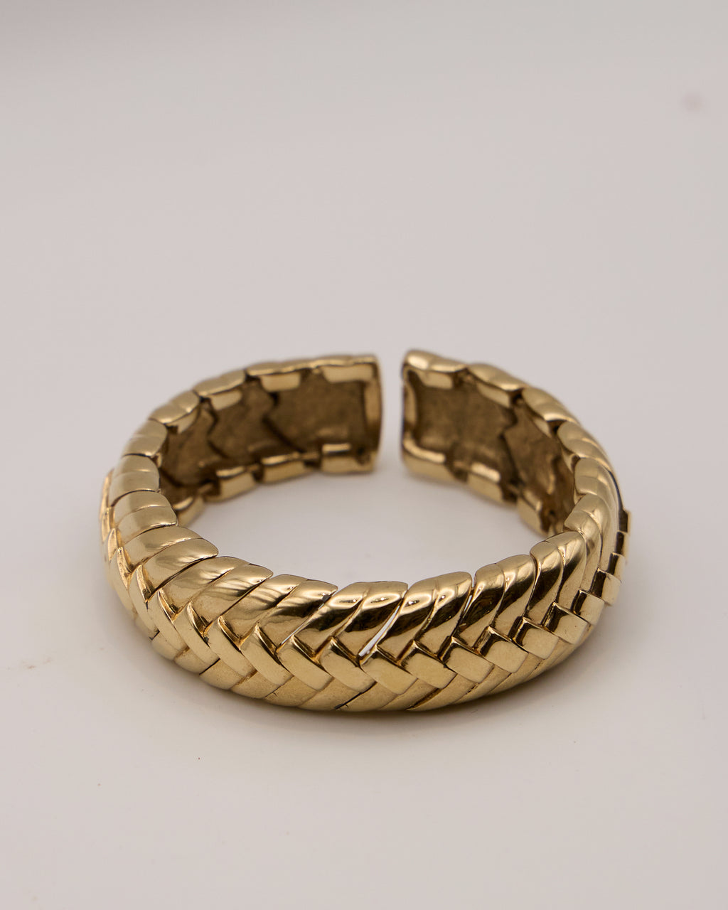 Bracelet manchette tressé finition dorée – Accessoire élégant et polyvalent