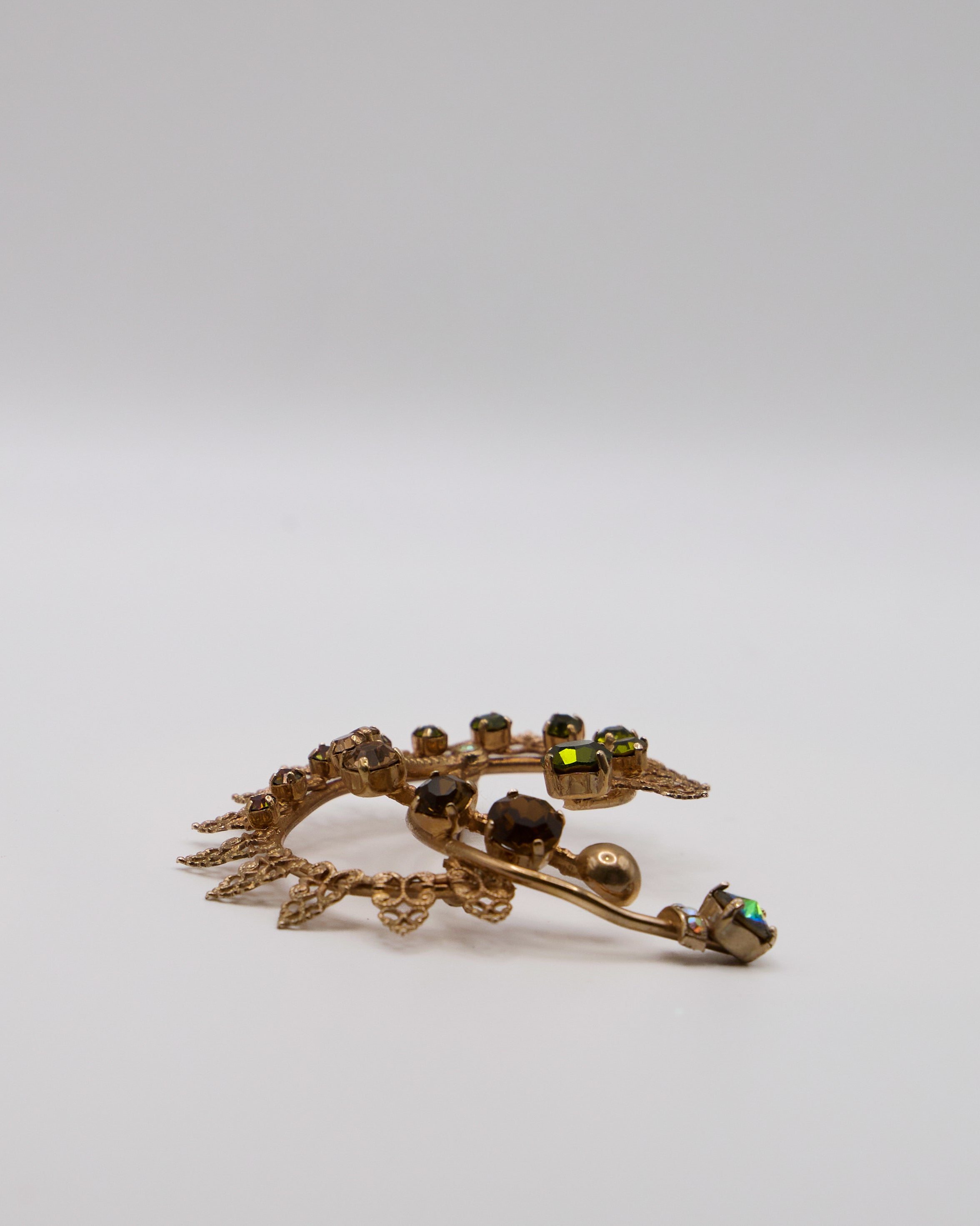 Spilla Vintage Mezzaluna/Spirale con Cristalli Verdi – Metallo Dorato