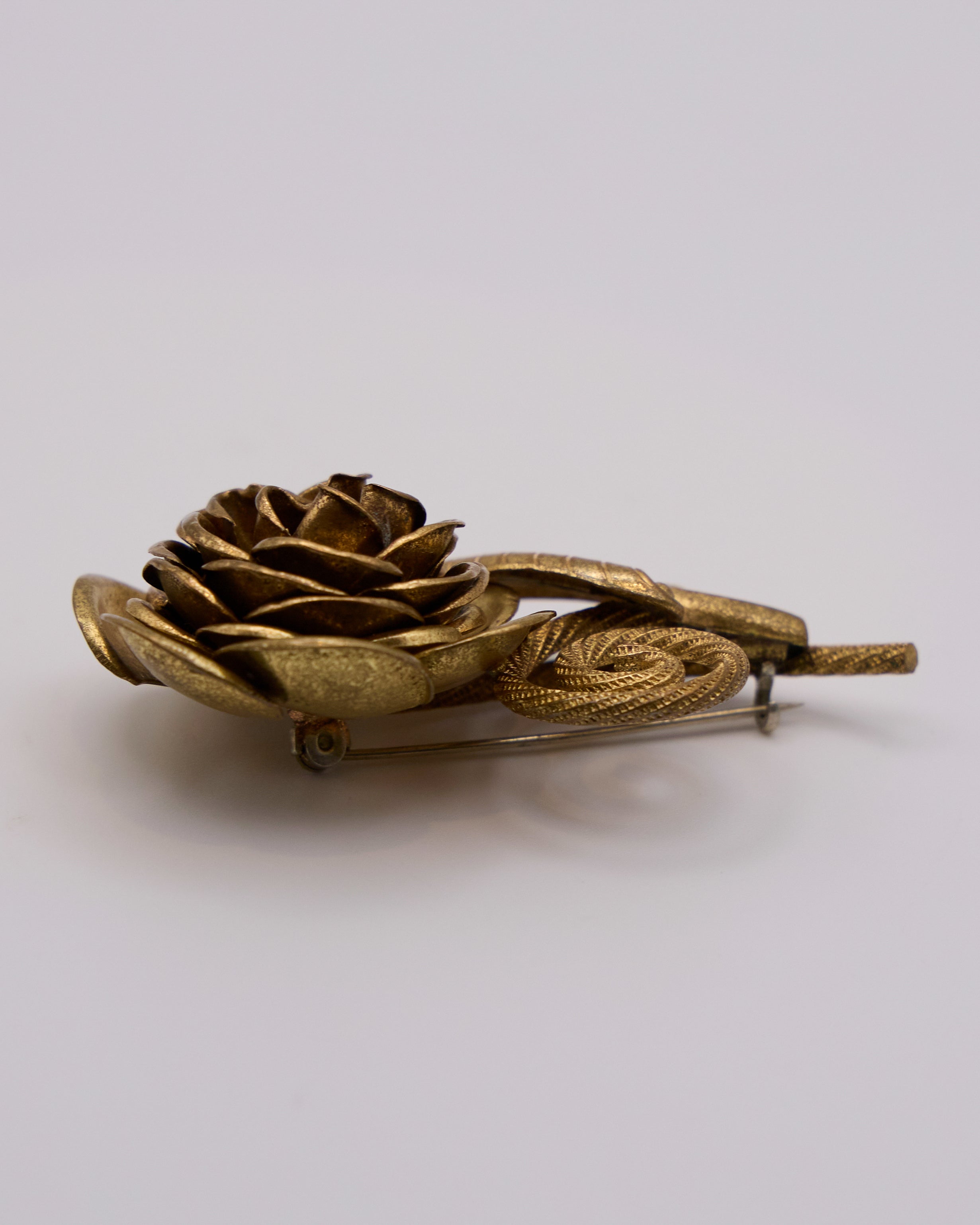 Spilla Vintage Rosa Dorata con Foglia Decorativa – Anni 50