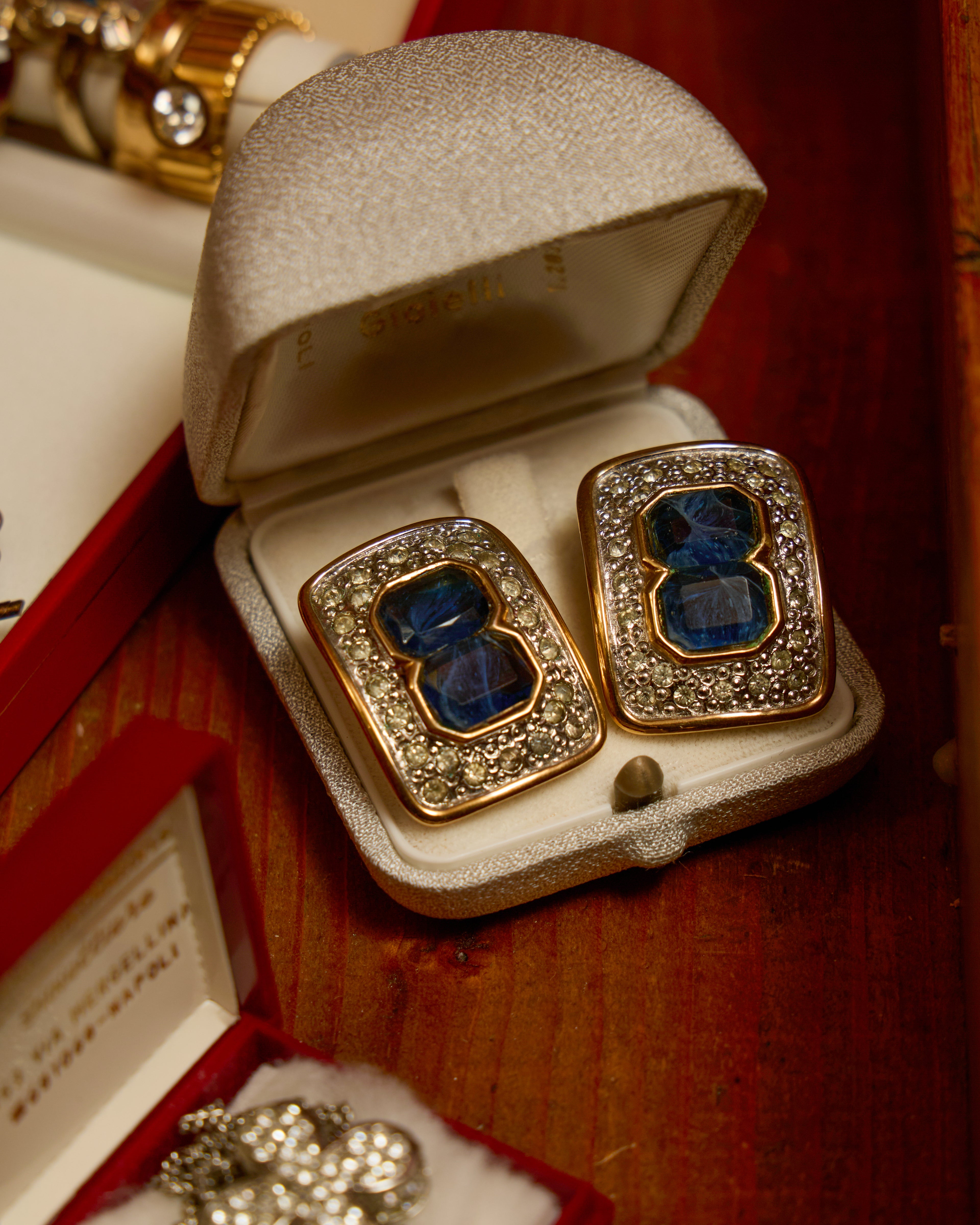 Orecchini Vintage a Clip con Cristallo Zaffiro e Pavé di Cristalli – Placcati Oro, Anni ’80