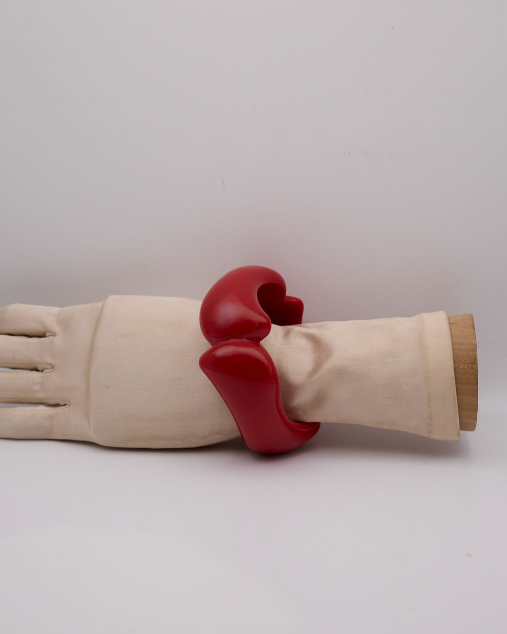 Bracciale Vintage Rosso Lucido Scultoreo in Resina Design Organico
