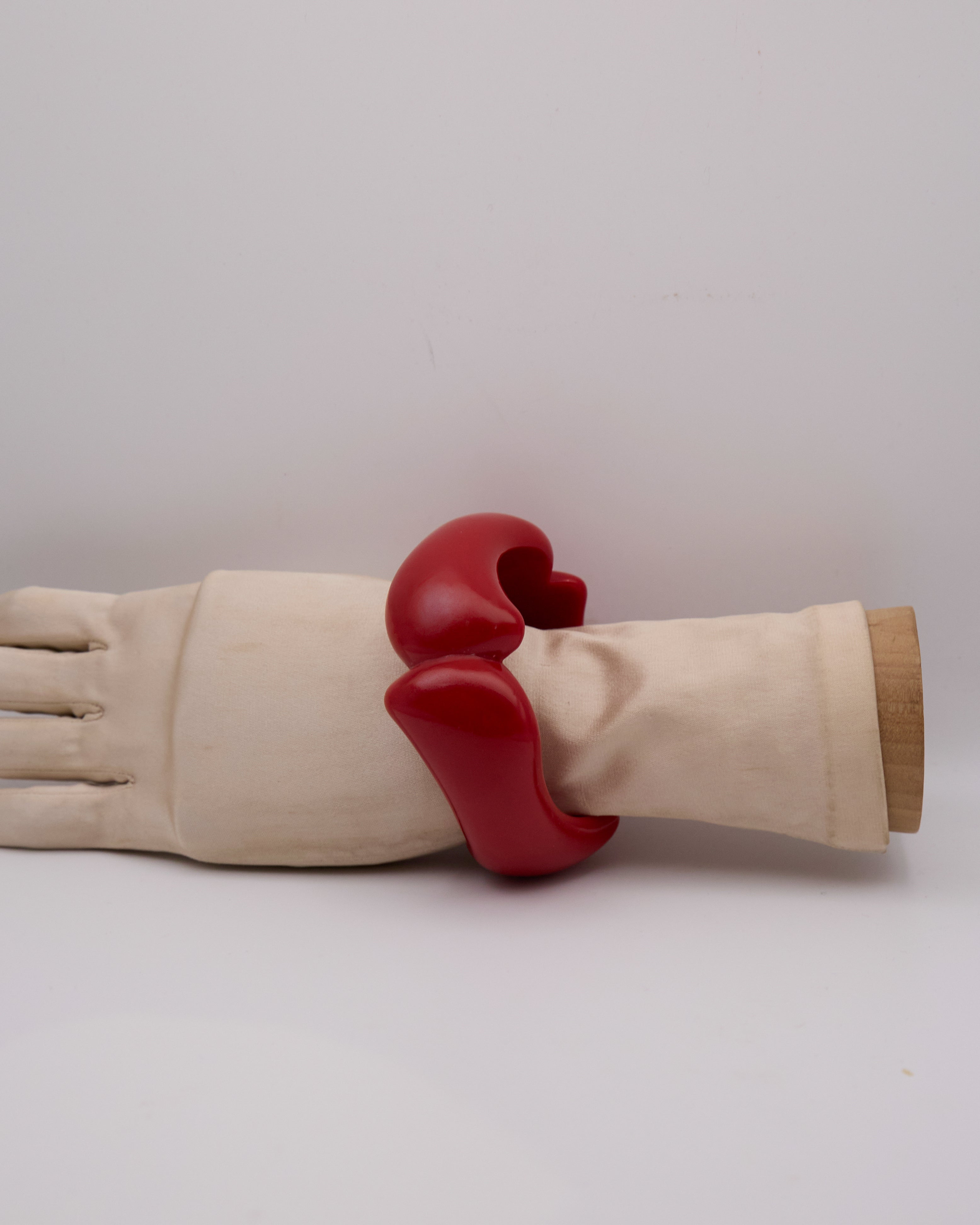 Bracciale Vintage Rosso Lucido Scultoreo in Resina Design Organico