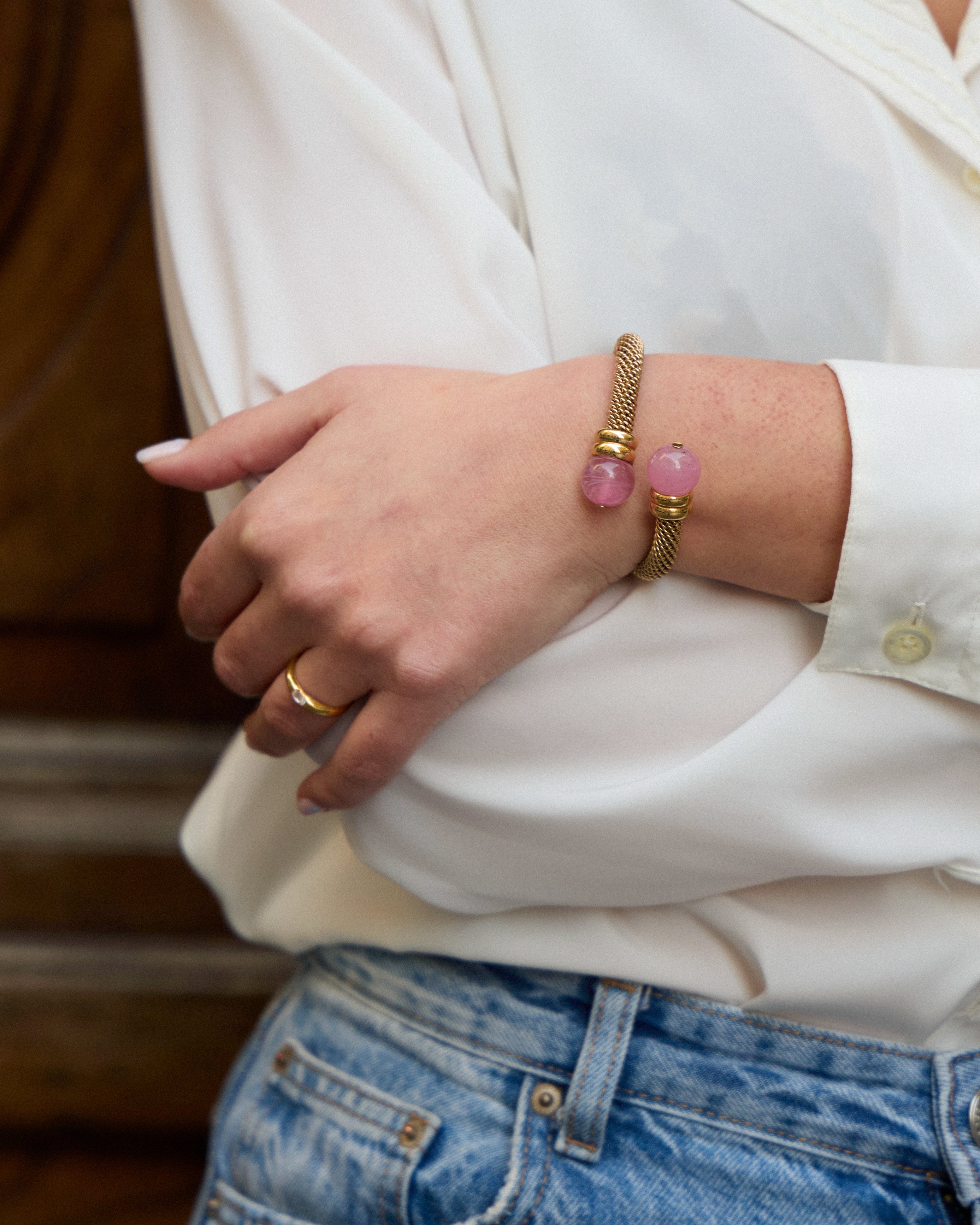 Bracciale Vintage Semirigido a Rete con Sfere Rosa – Placcato Oro, Stile Cuff