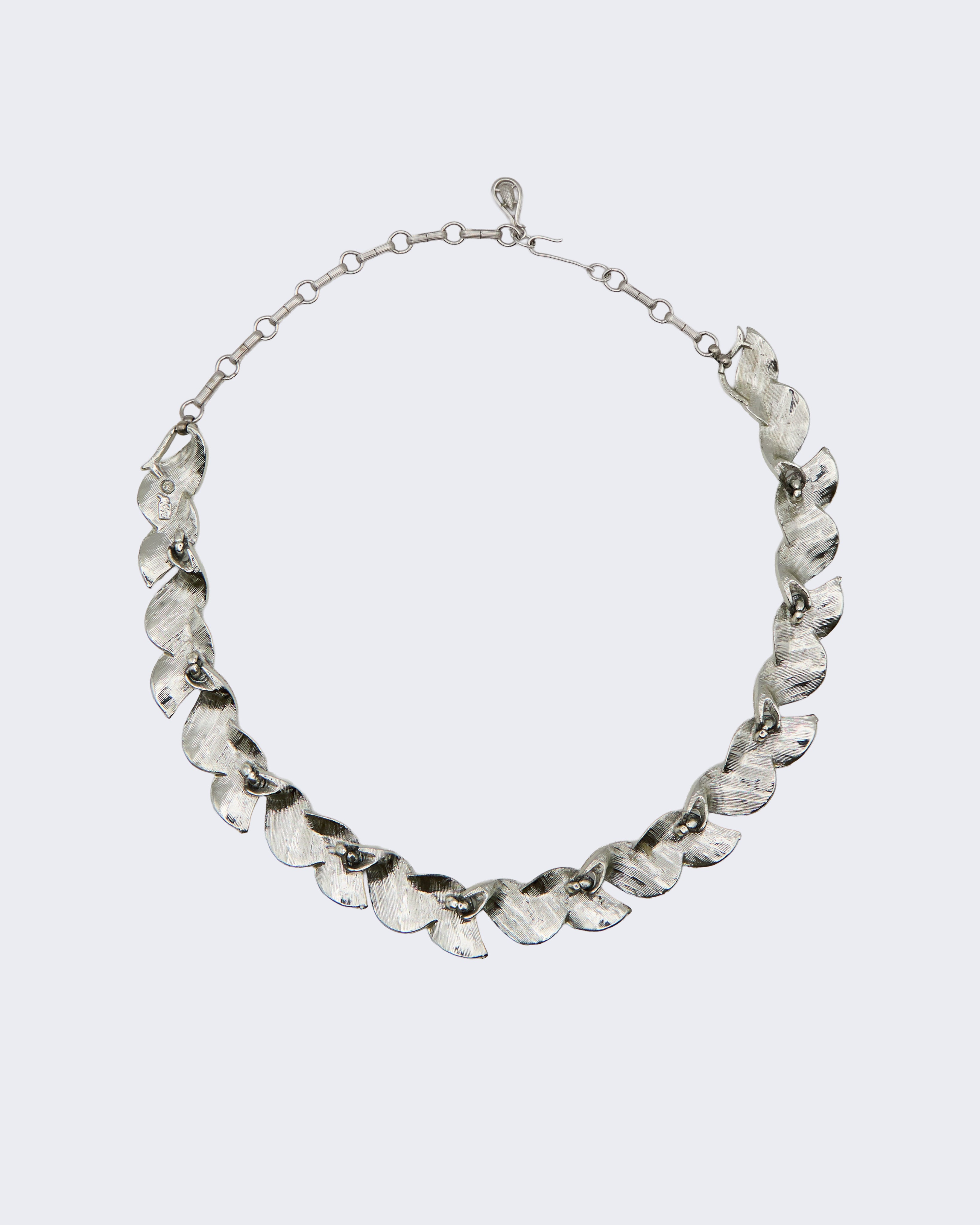 Collana Vintage CORO Chevron in Metallo Argento – Girocollo Anni ’50, Regolabile 15–17 Pollici