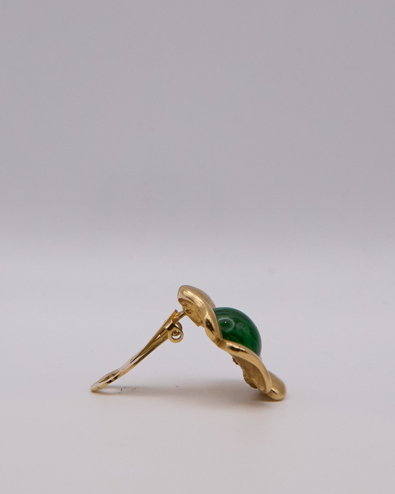 Orecchini Vintage Dorati a Fiore con Pietra Verde Stile Malachite – Anni 80