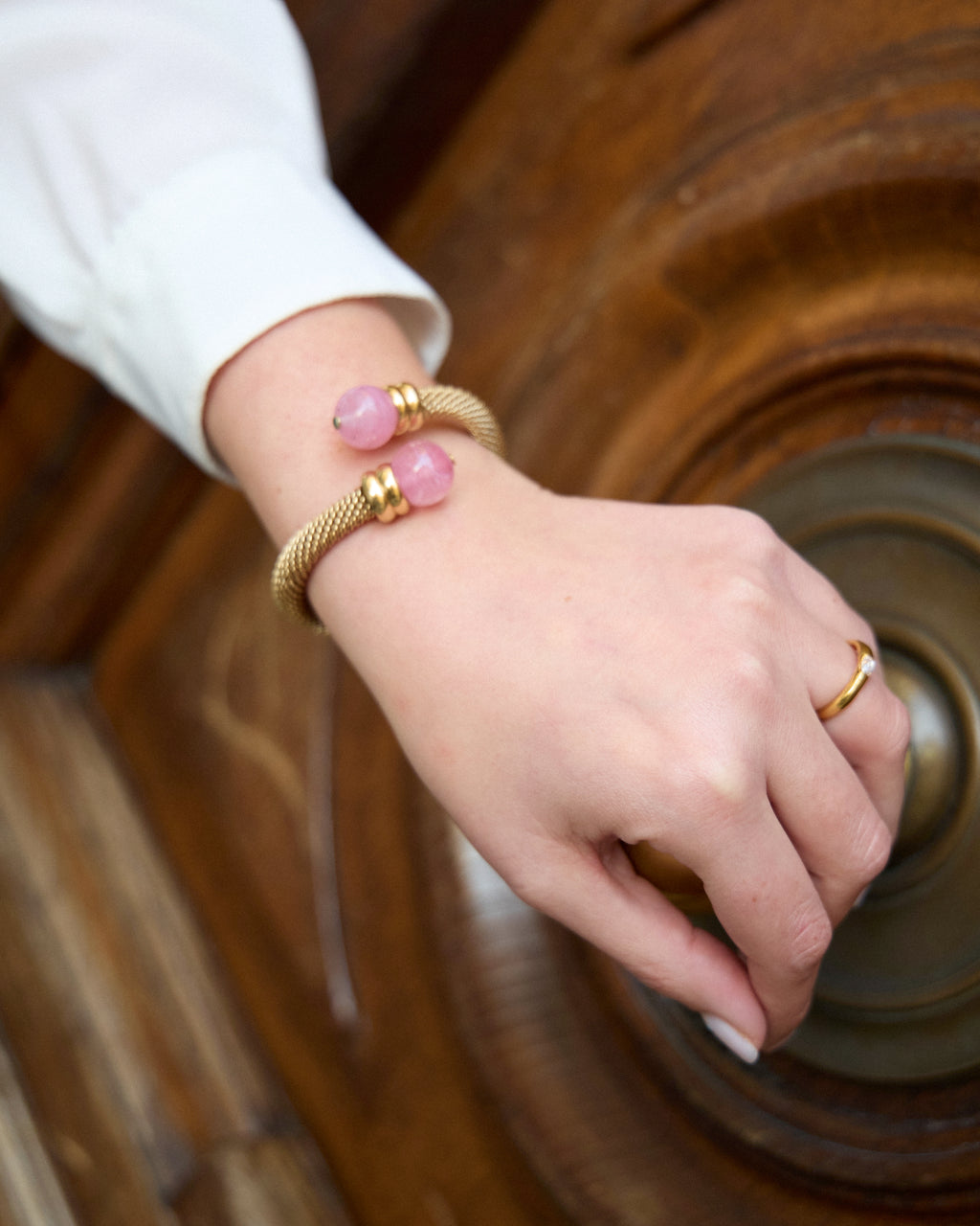 Bracciale Vintage Semirigido a Rete con Sfere Rosa – Placcato Oro, Stile Cuff