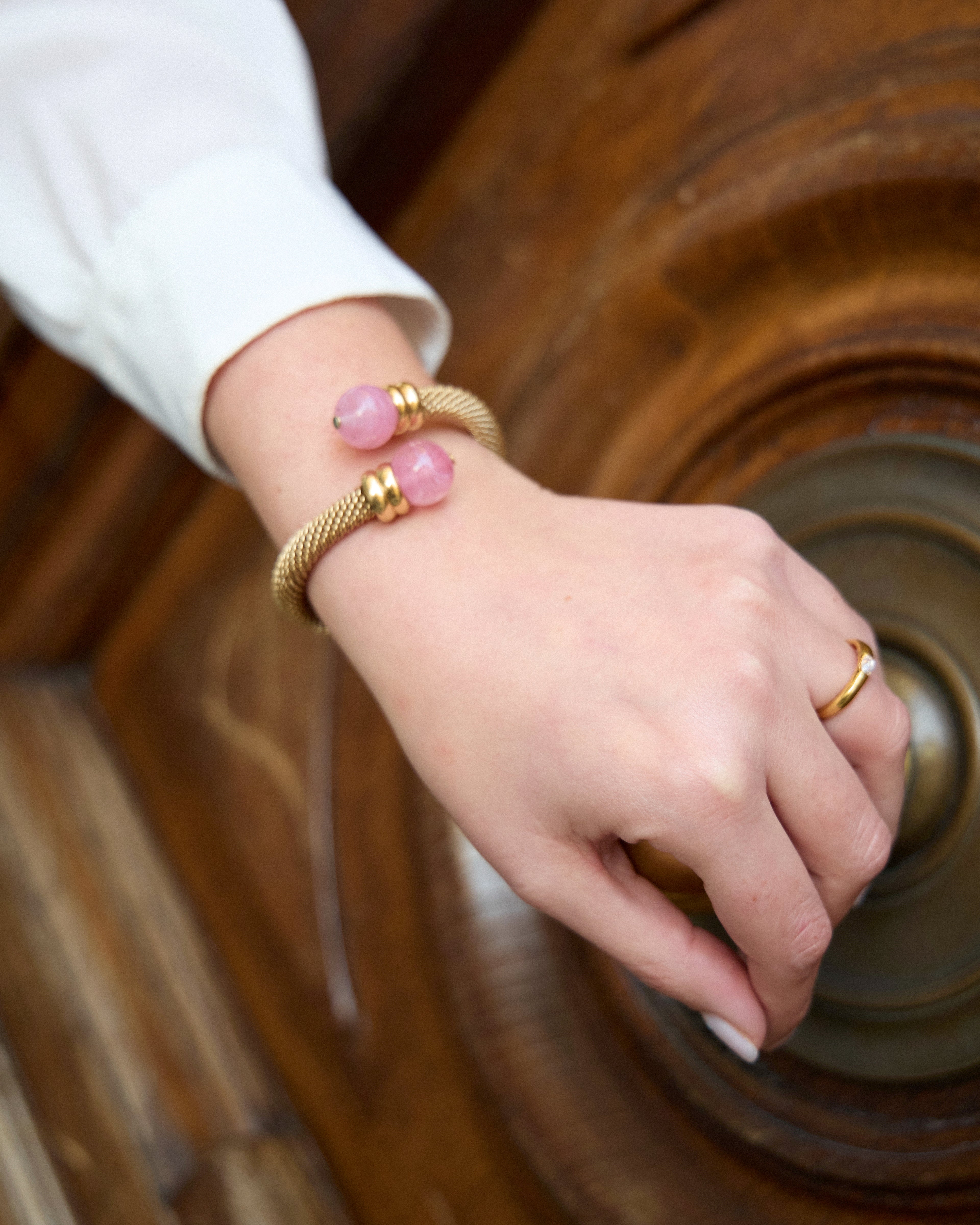 Bracciale Vintage Semirigido a Rete con Sfere Rosa – Placcato Oro, Stile Cuff