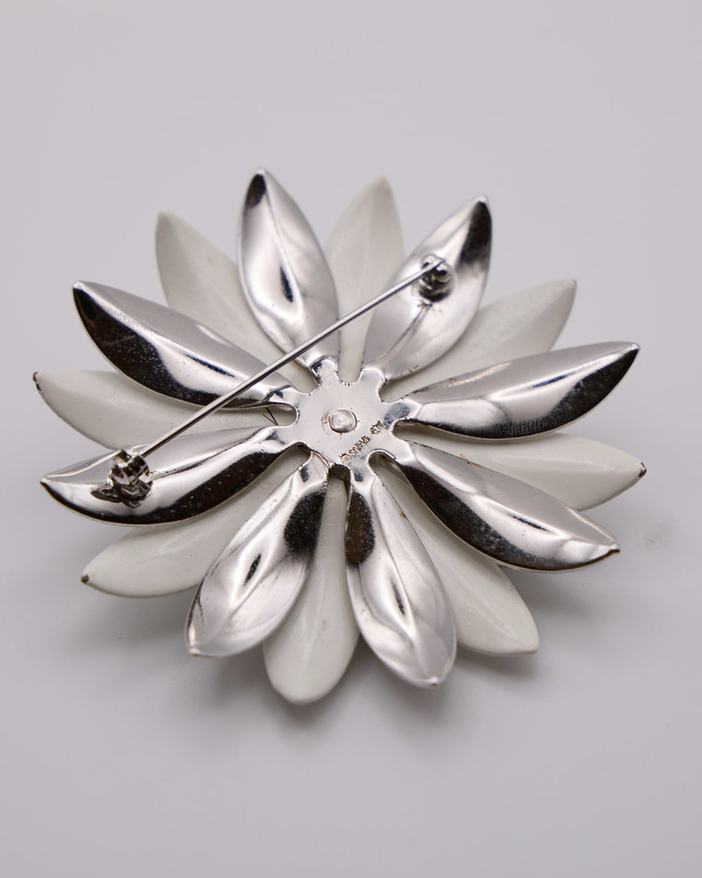 Spilla Vintage firmata Sarah Coventry con motivo Floreale in Metallo Argentato e Petali Smaltati Bianchi – Design Floreale Anni ’60