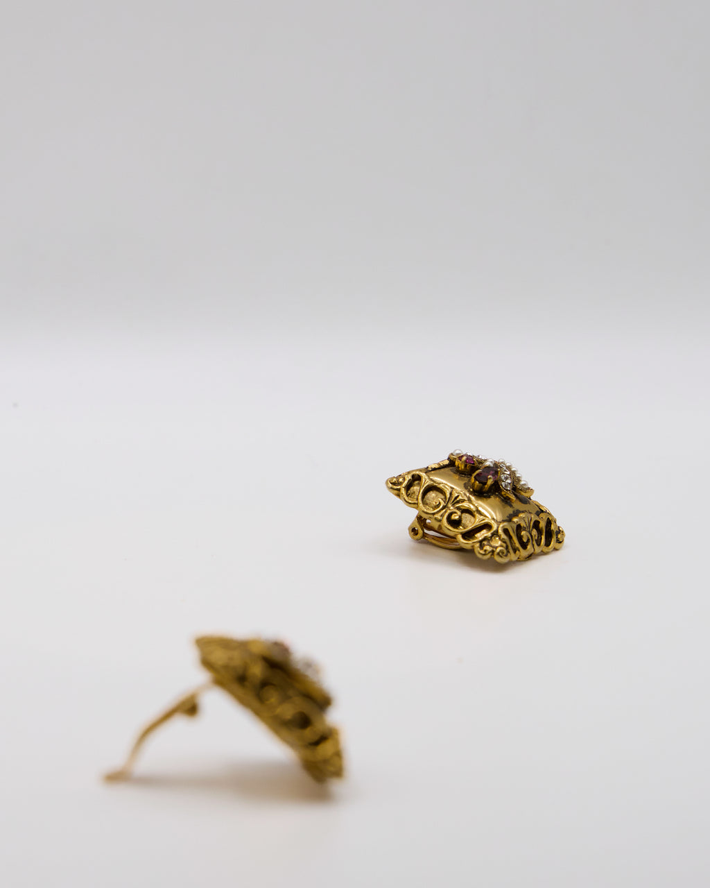 Orecchini Vintage Quadrati a Clip – Metallo Dorato, Strass e Perle Sintetiche
