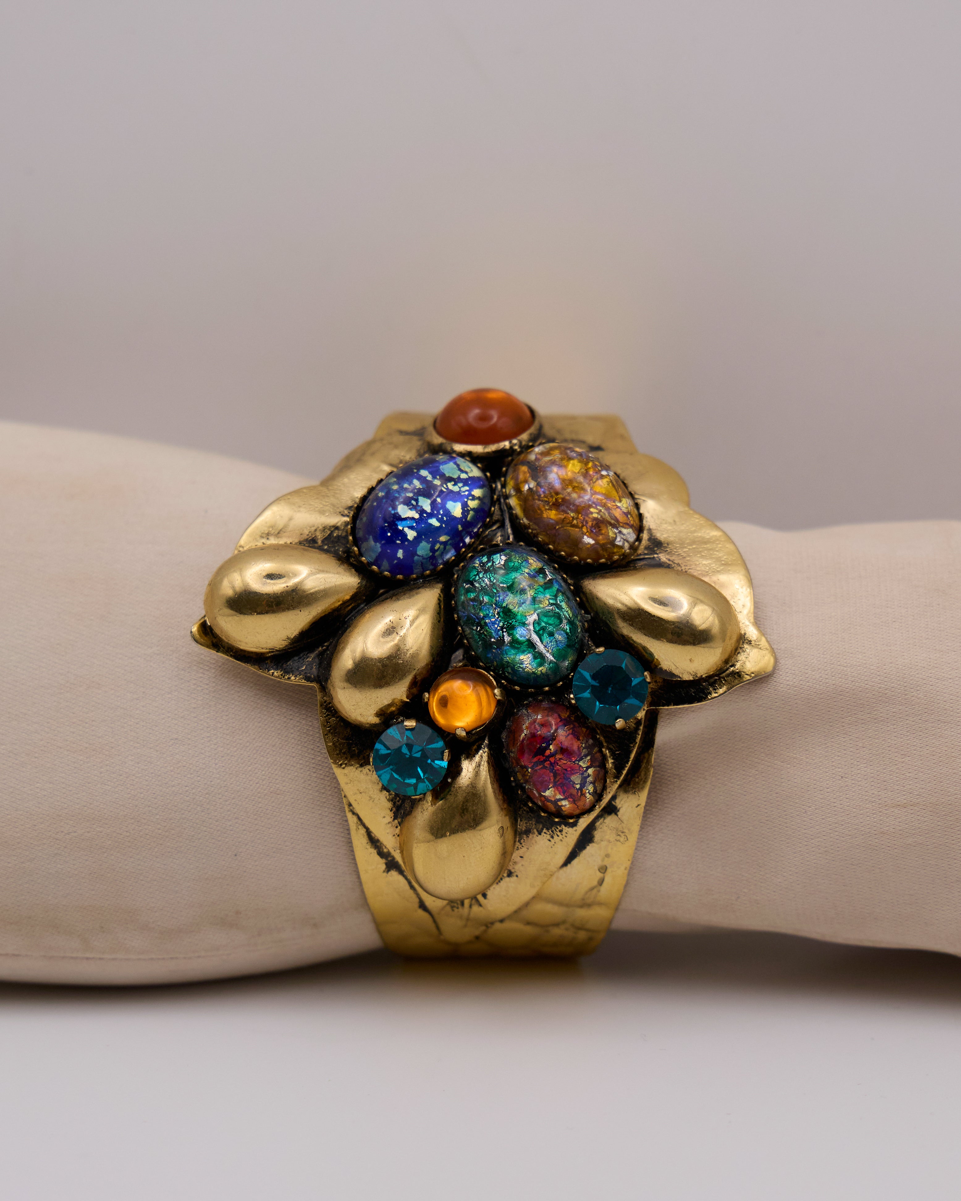 Bracciale Vintage Rigido Dorato con Pietre Multicolor e Cabochon Iridescenti