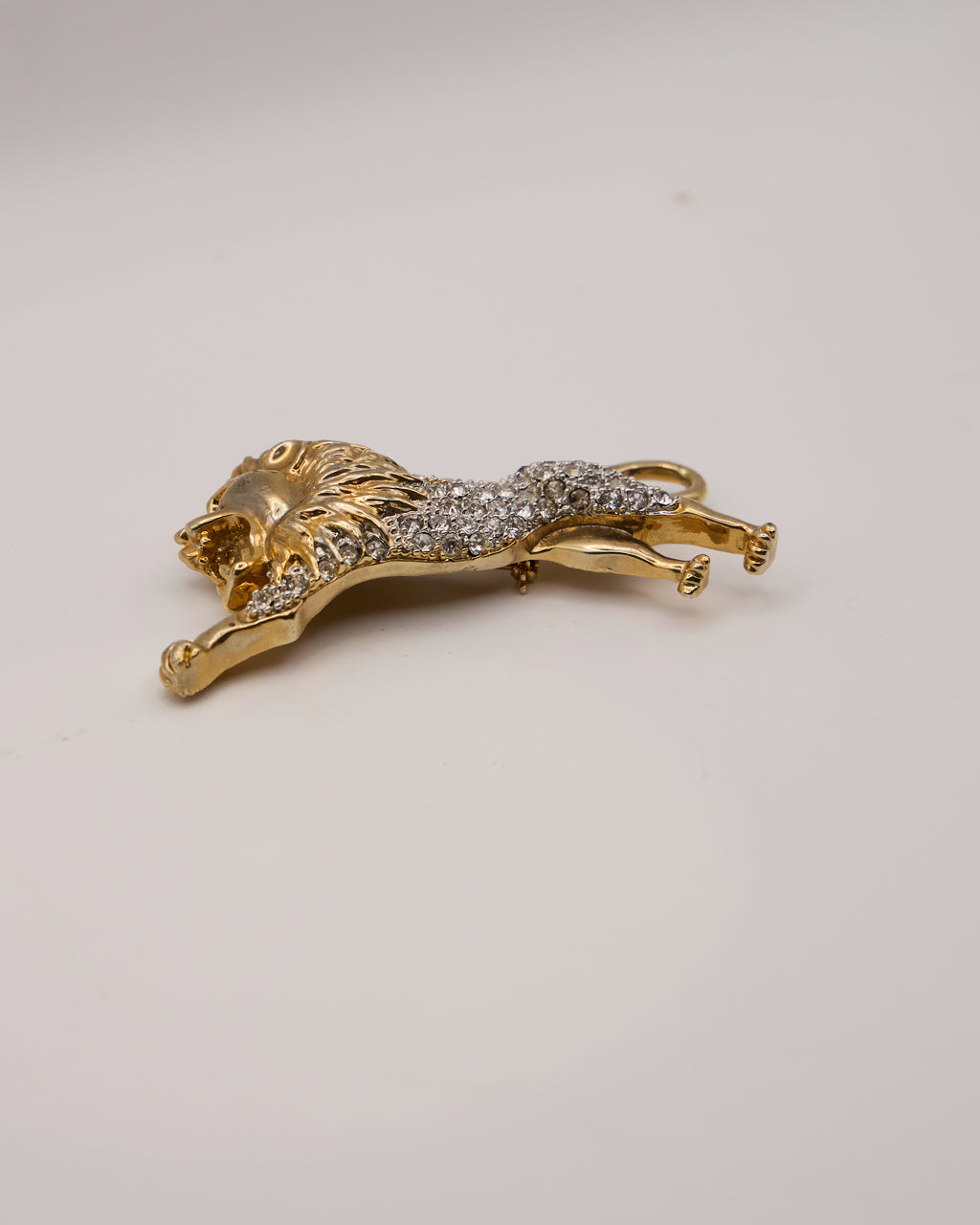 Spilla Vintage a Forma di Leone in Metallo Dorato e Cristalli