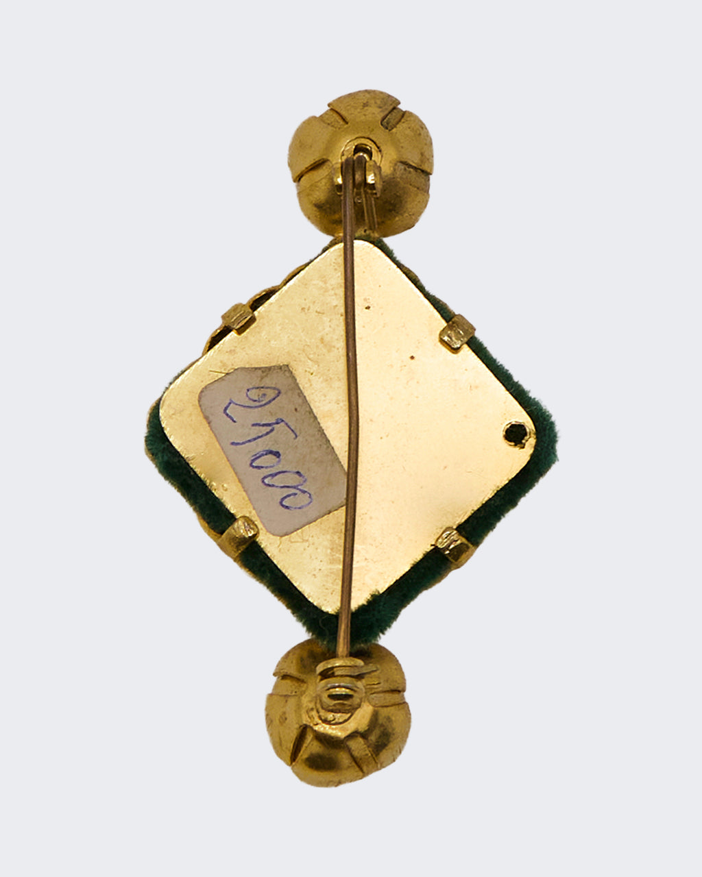Spilla vintage placcata oro stile etrusco con inserto verde e cabochon – bigiotteria d’epoca elegante
