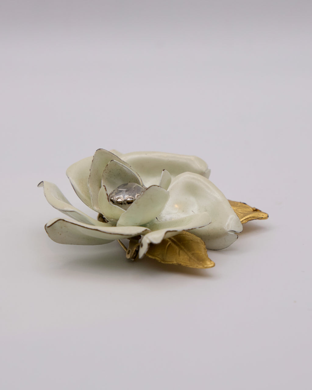 Spilla Vintage Fiore Smaltato Bianco con Strass – Anni 50