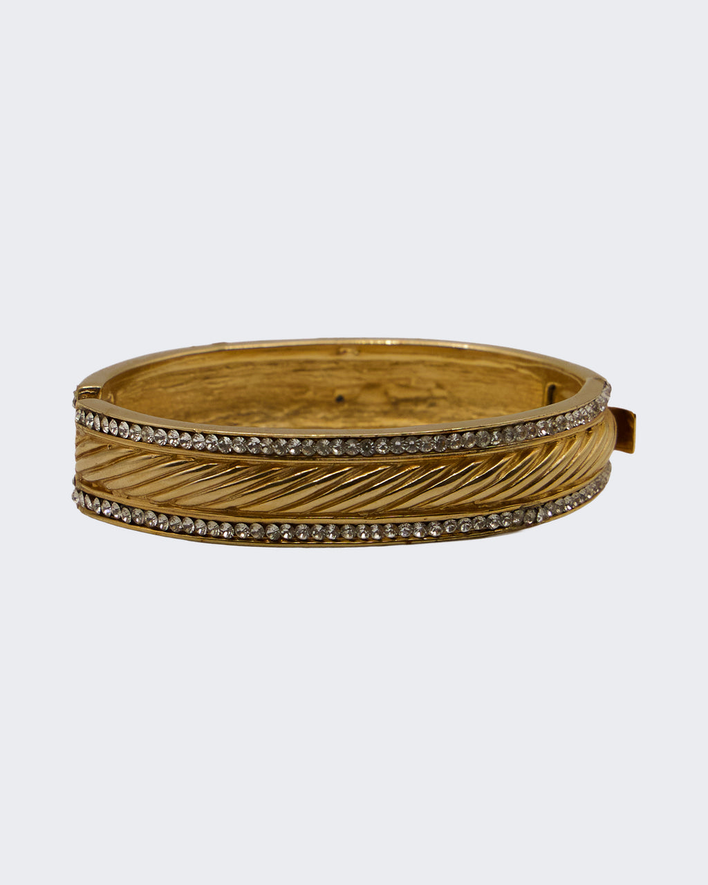 Bracciale Rigido Dorato con Cerniera e Cristalli – Motivo Piuma Intrecciata