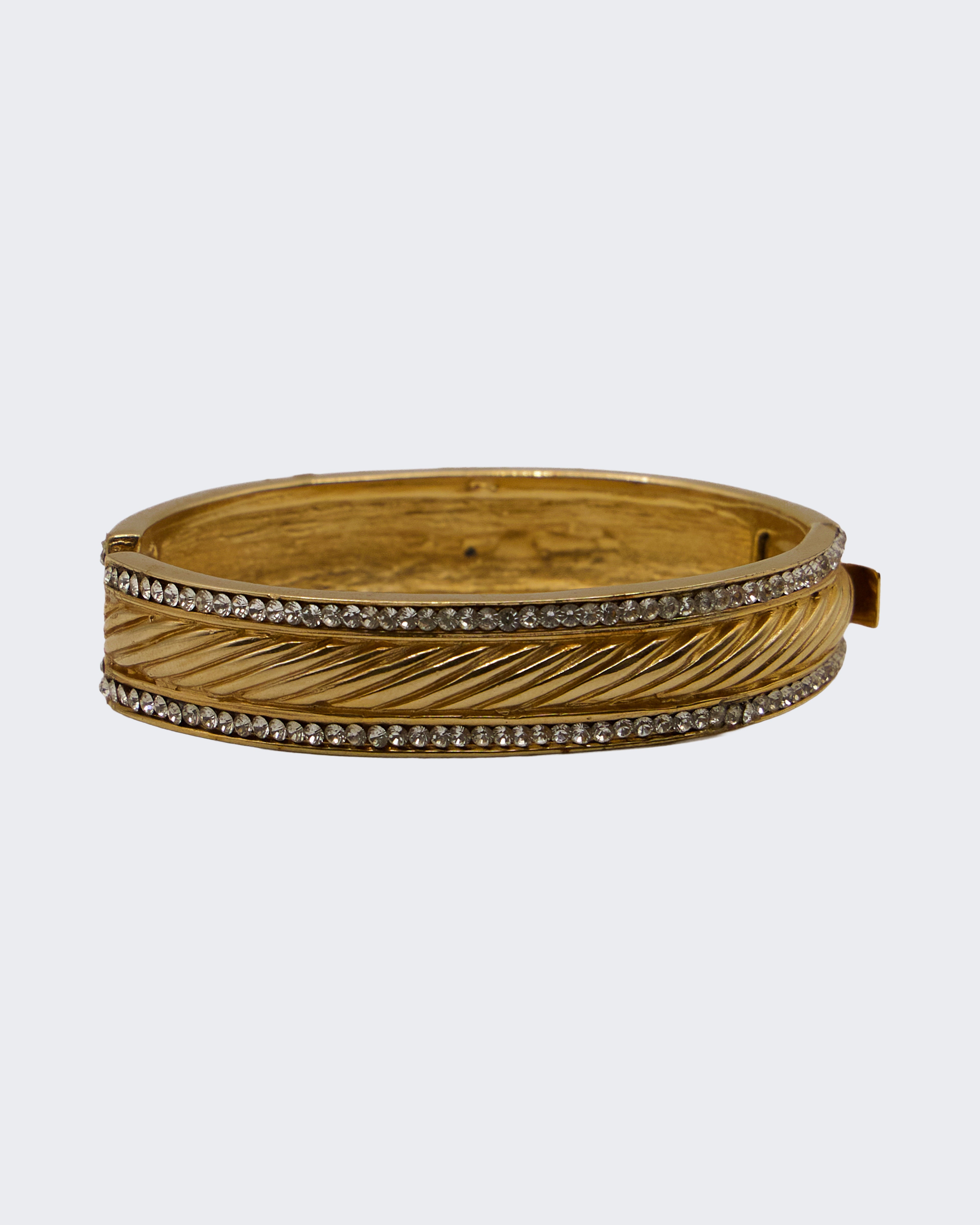 Bracciale Rigido Dorato con Cerniera e Cristalli – Motivo Piuma Intrecciata