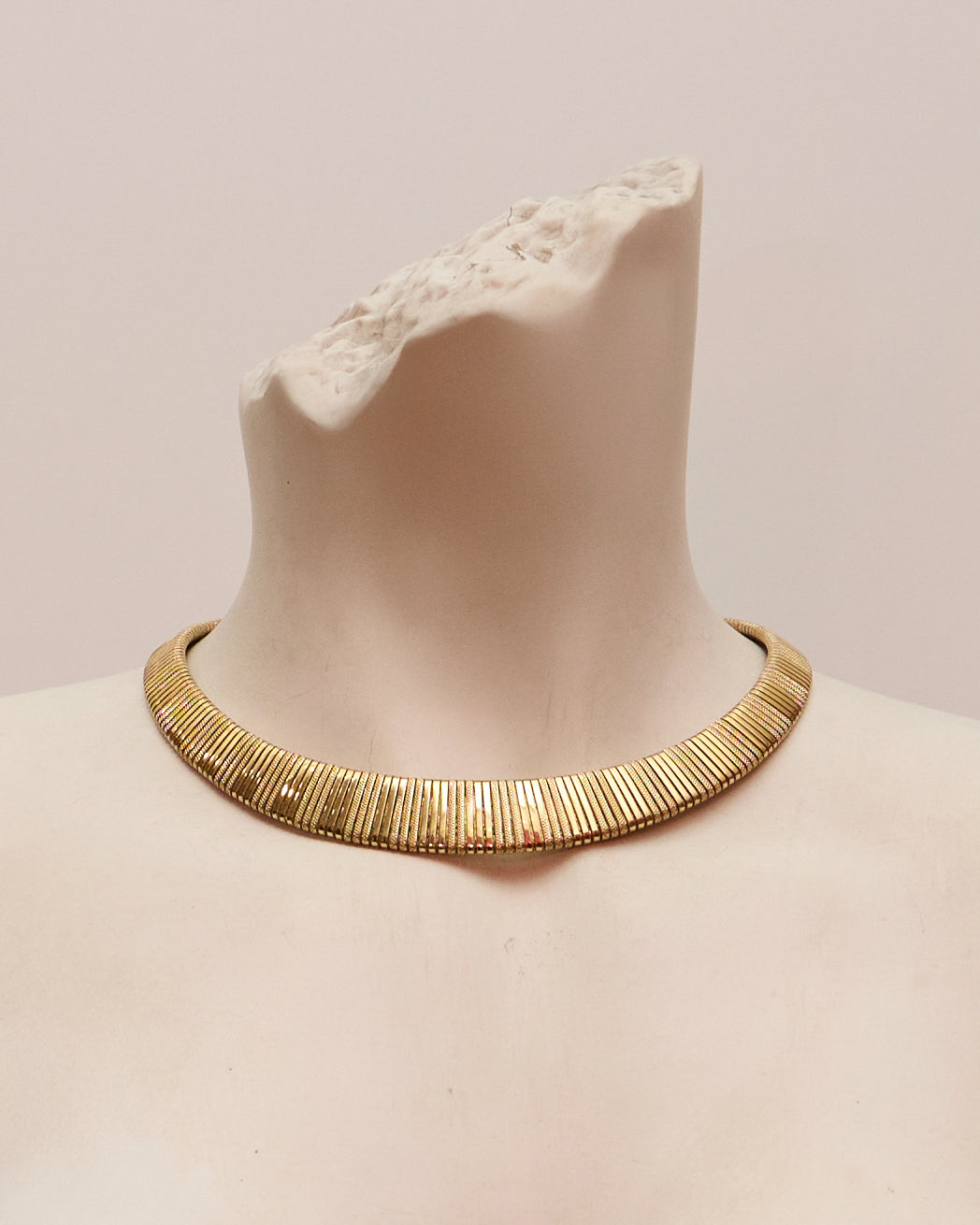 Collier Tubogas Vintage G en métal plaqué or – Bijou iconique des années 1970 