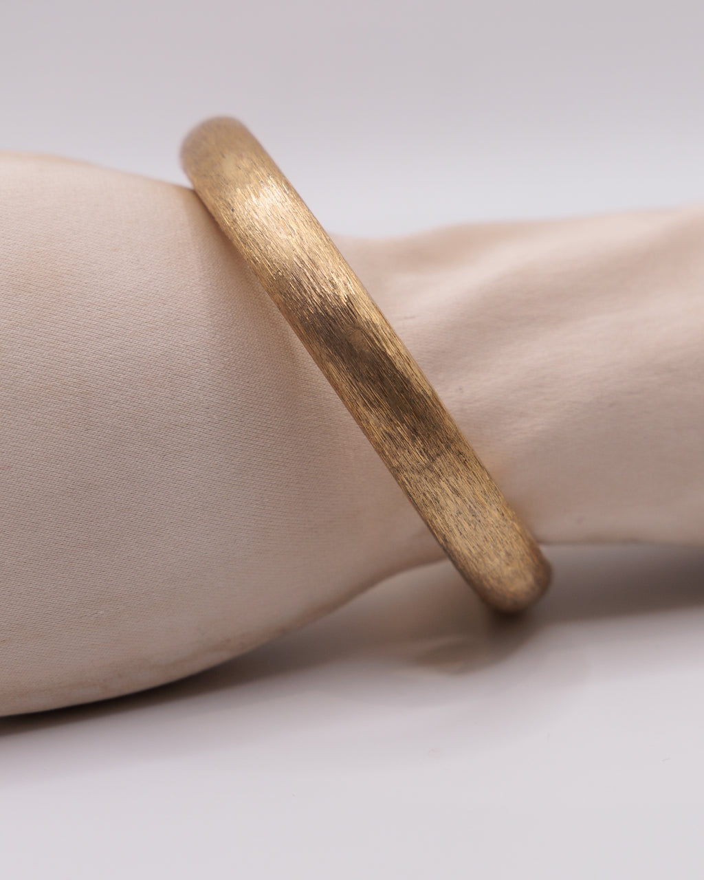 Bracciale rigido dorato satinato – bangle minimal vintage elegante