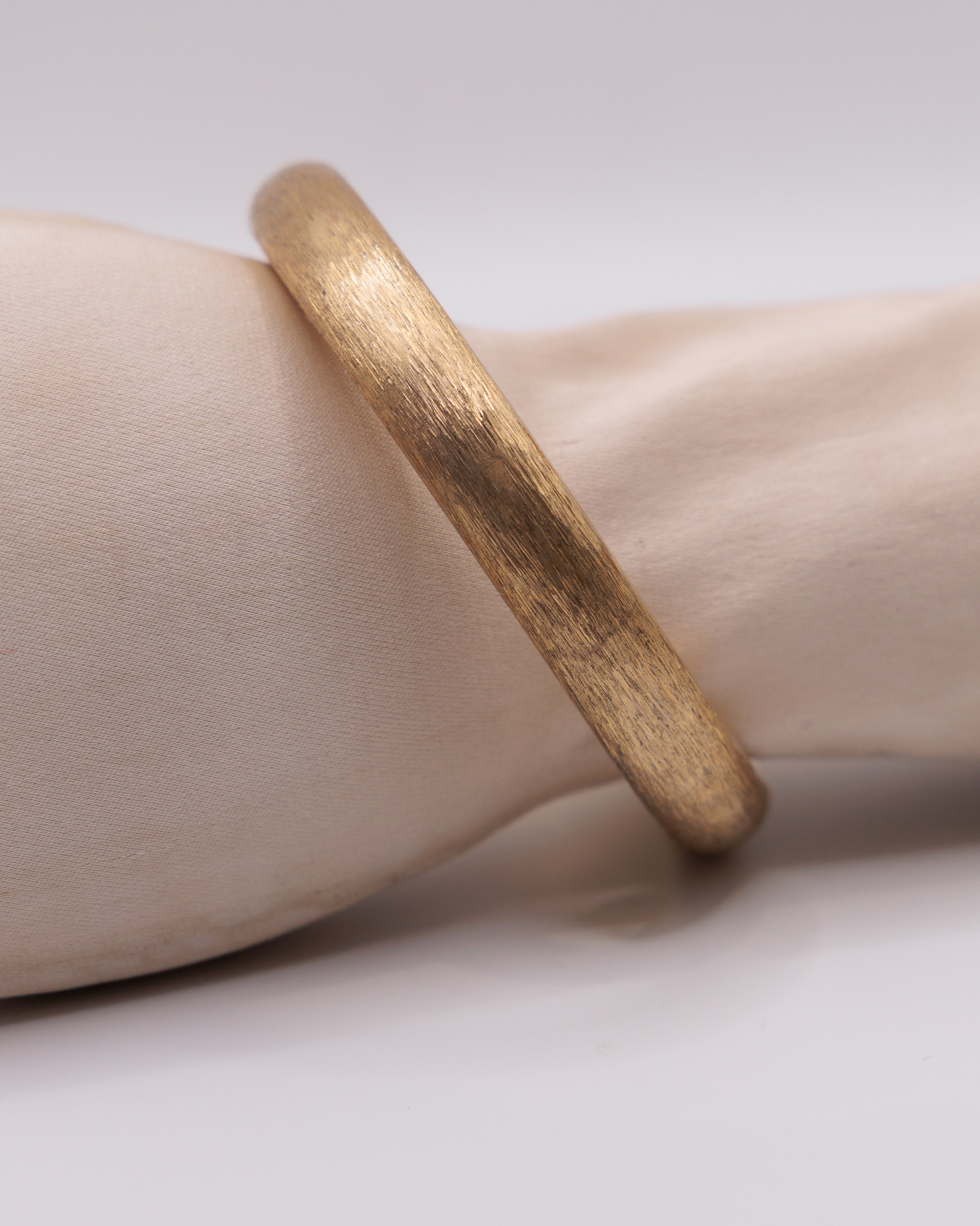 Bracciale rigido dorato satinato – bangle minimal vintage elegante